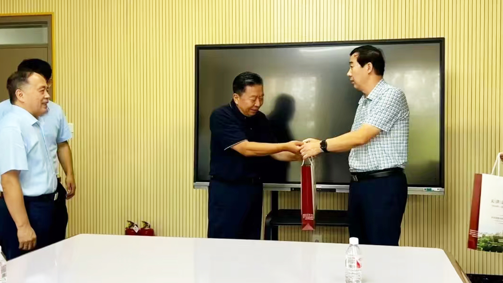 送温暖1.jpg