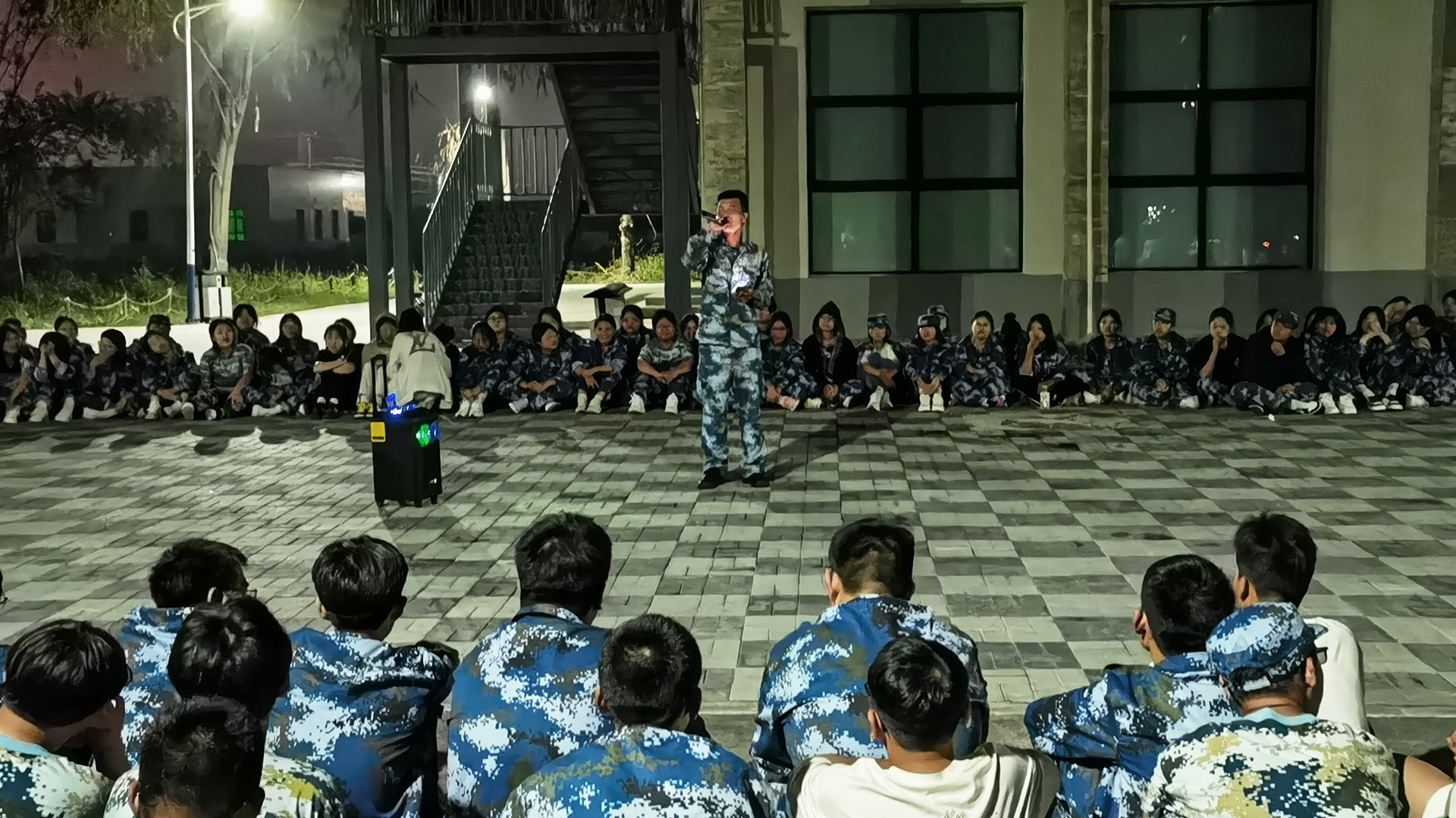 晚上唱歌.jpg