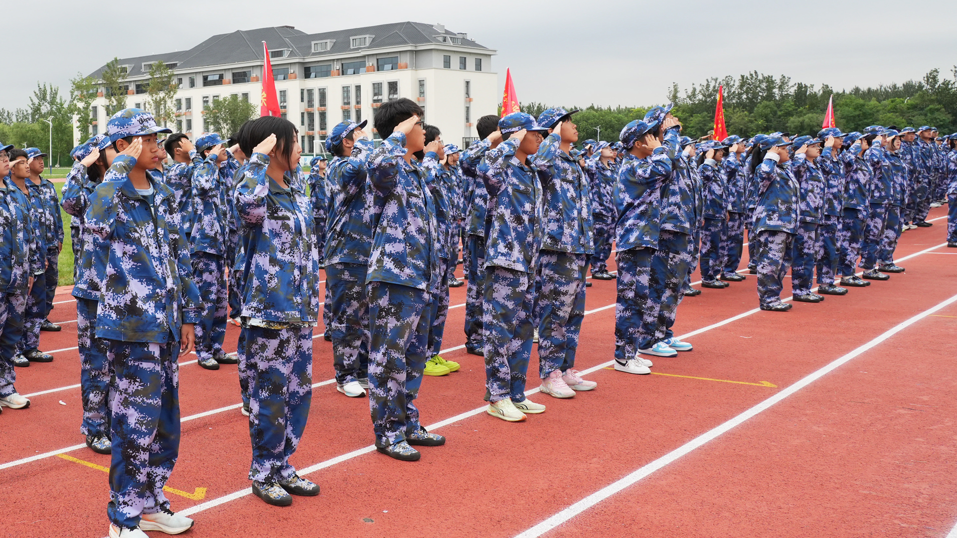学生敬礼照片.jpg