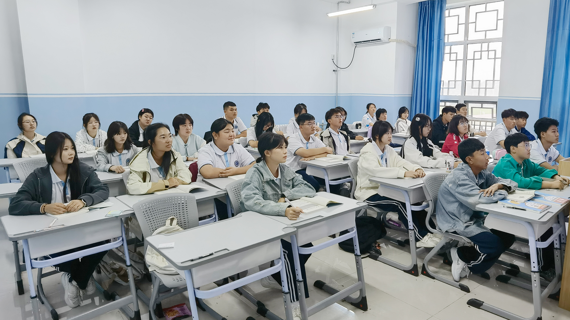 全体学生3.jpg