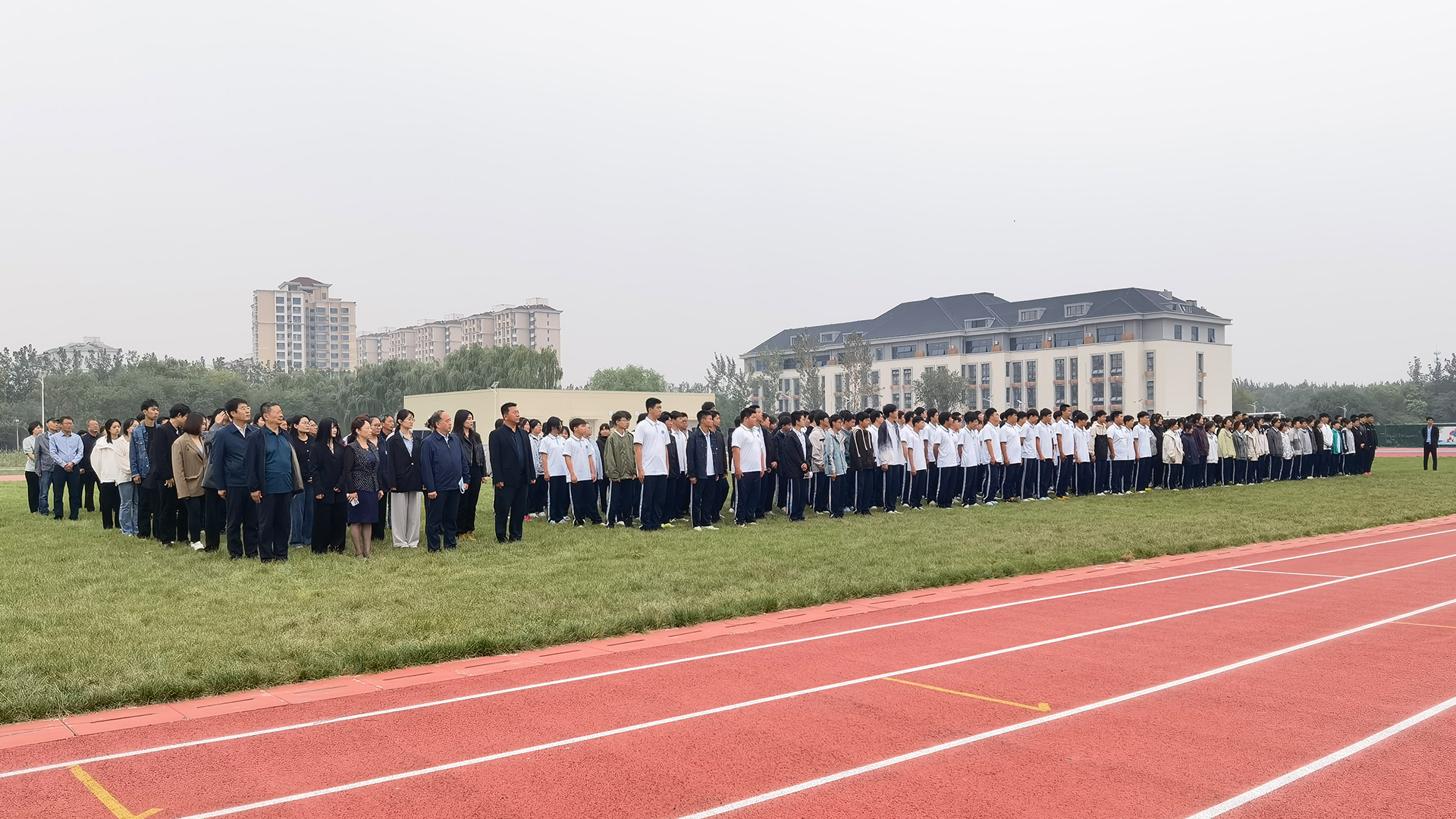 全体学生升旗.jpg