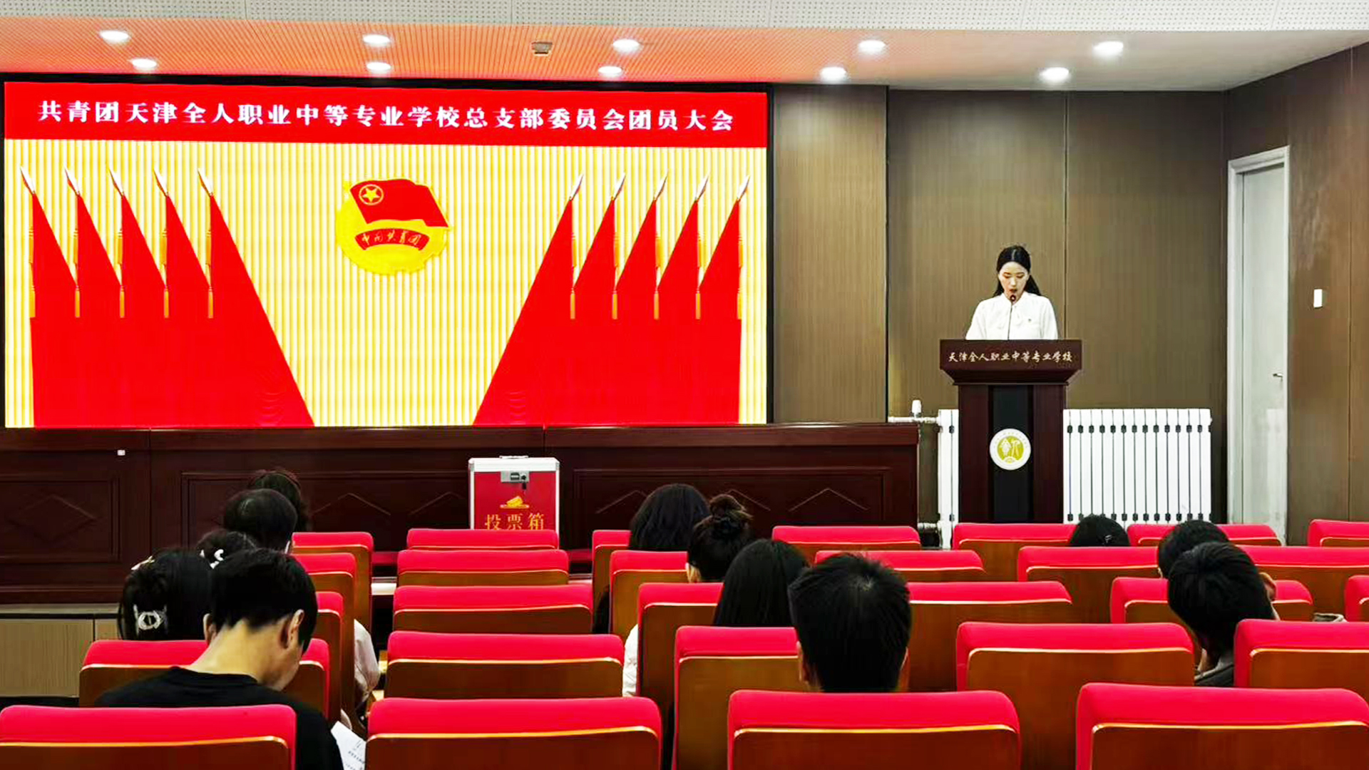张雅晴主持.jpg