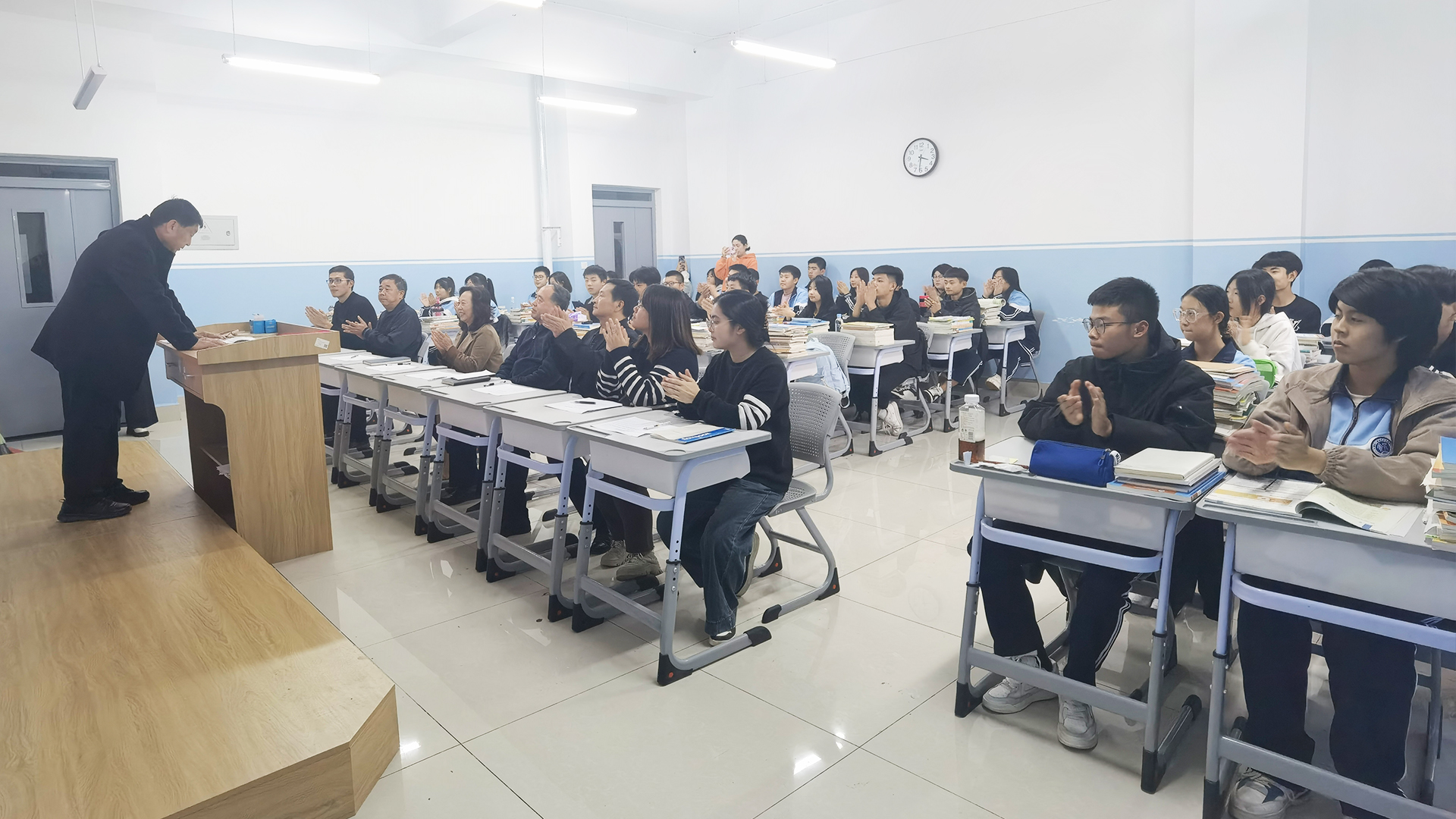 全体学生22.jpg