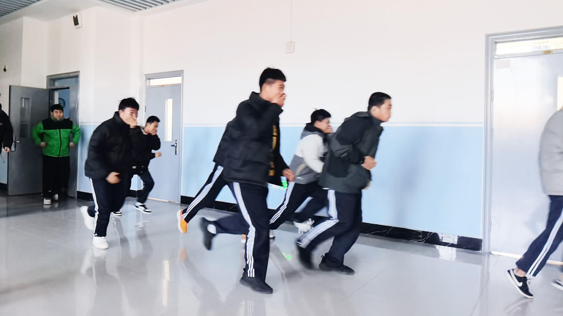 学生1.jpg 学生1.jpg