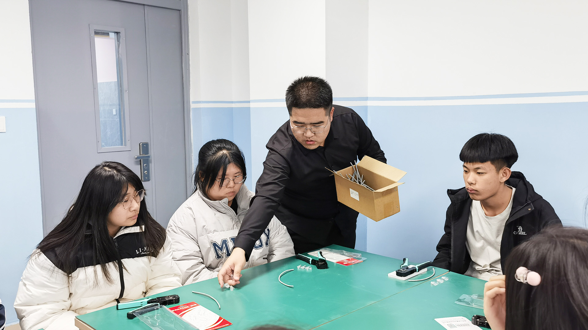 发东西2.jpg 发东西2.jpg