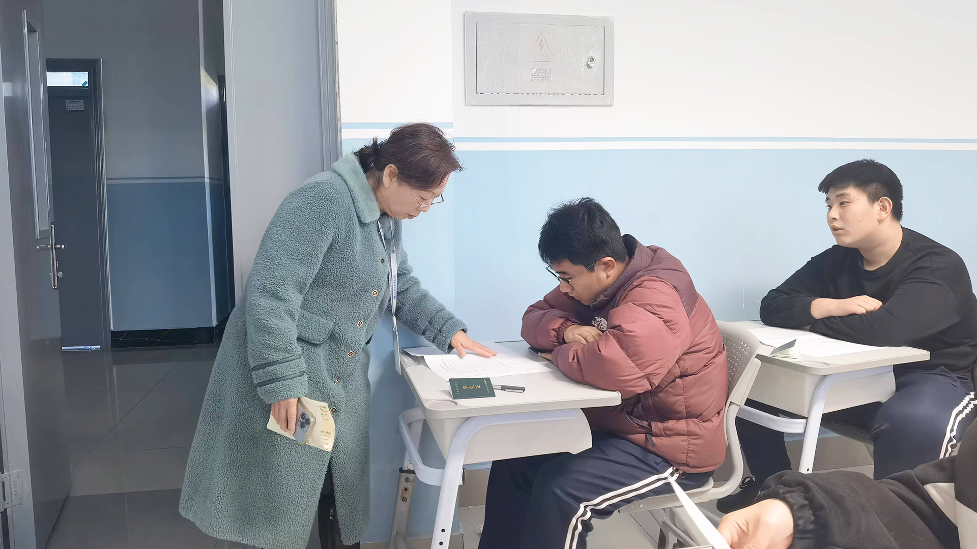 张友芬校长.jpg 张友芬校长.jpg