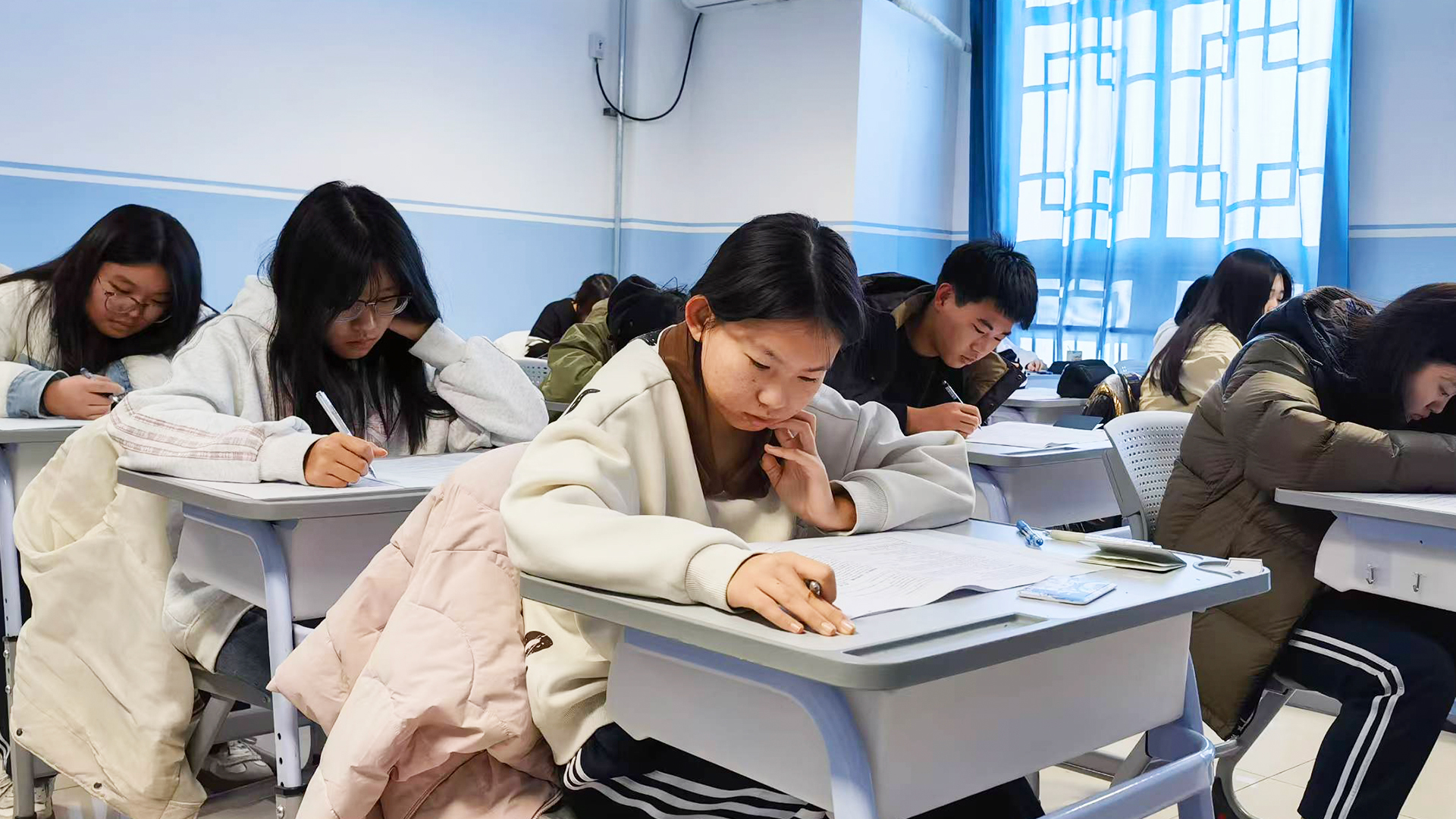 学生考试状态1.jpg 学生考试状态1.jpg