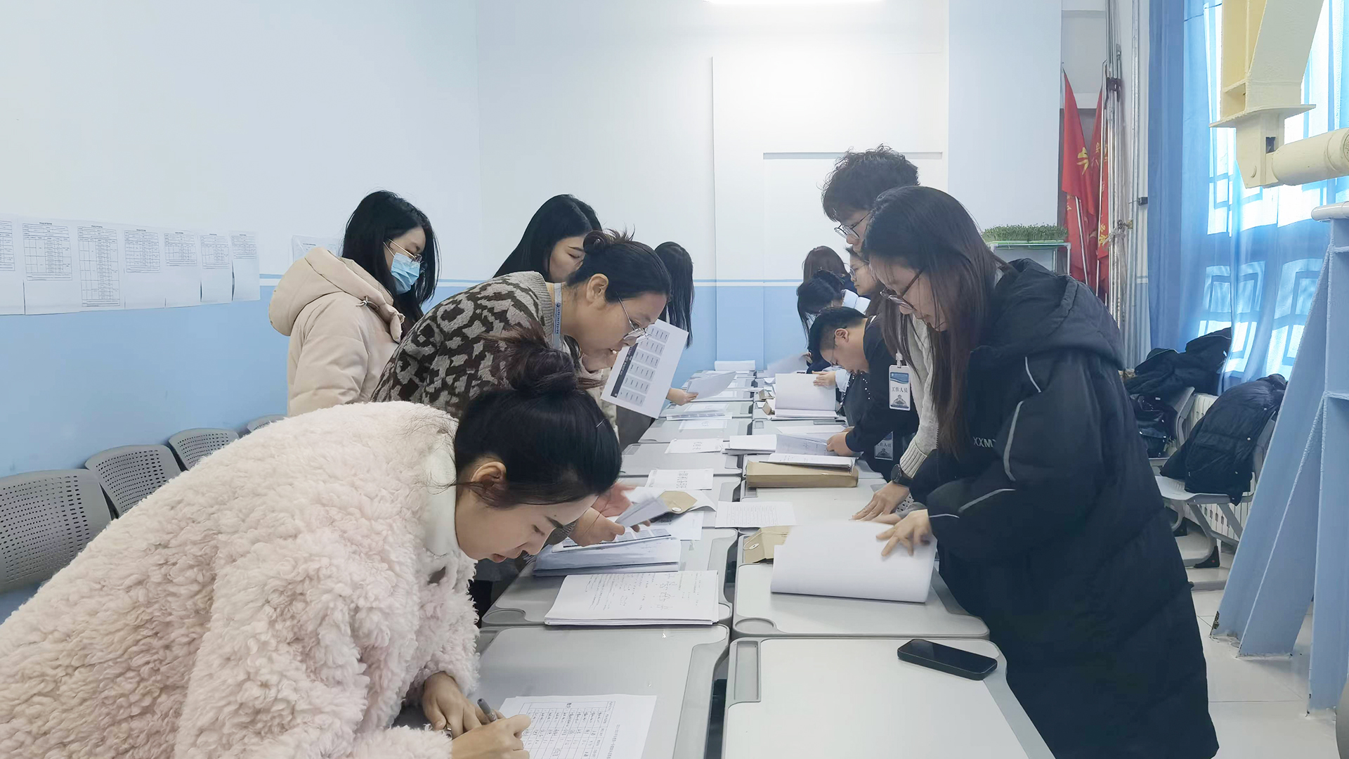 监考老师交试卷,并核对张数.jpg 监考老师交试卷,并核对张数.jpg