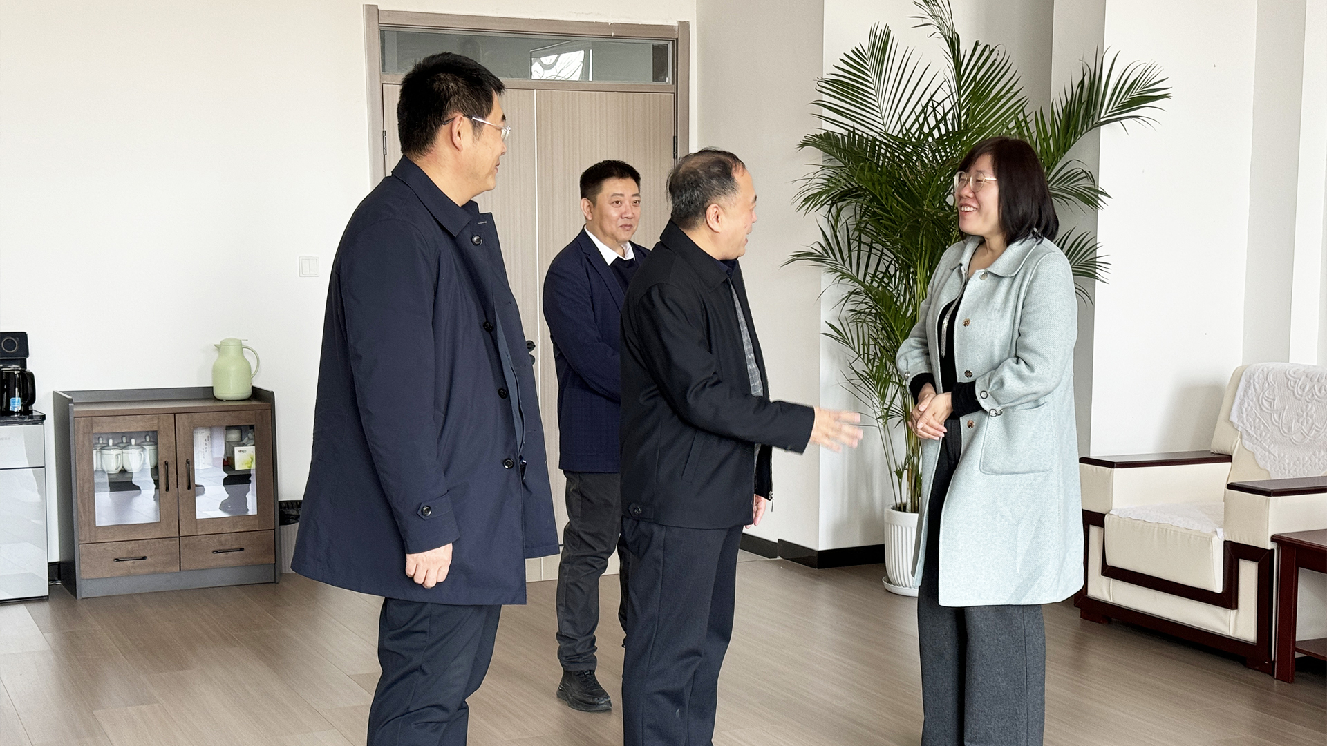 握手.jpg 握手.jpg