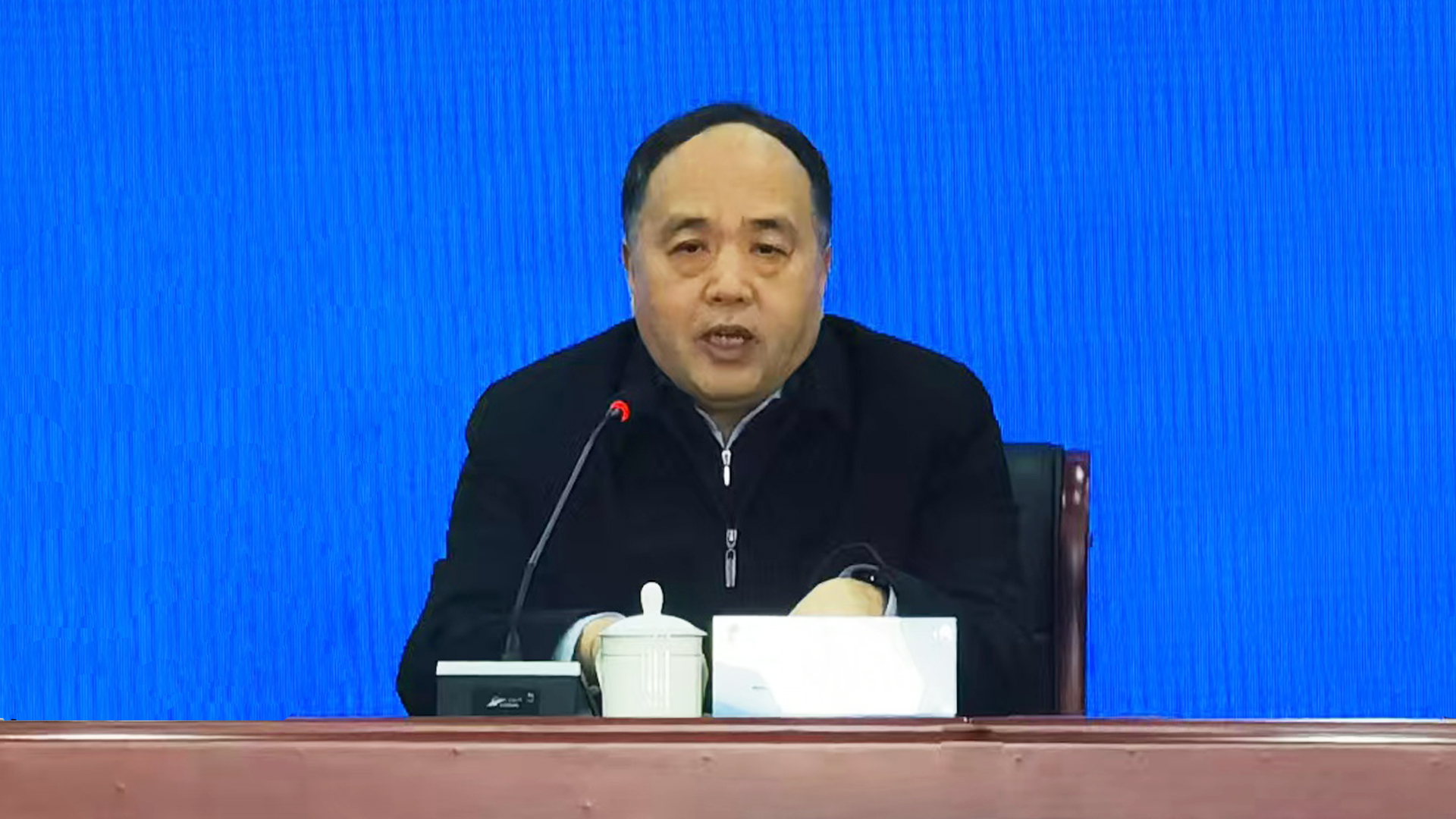 王校.jpg 王校.jpg