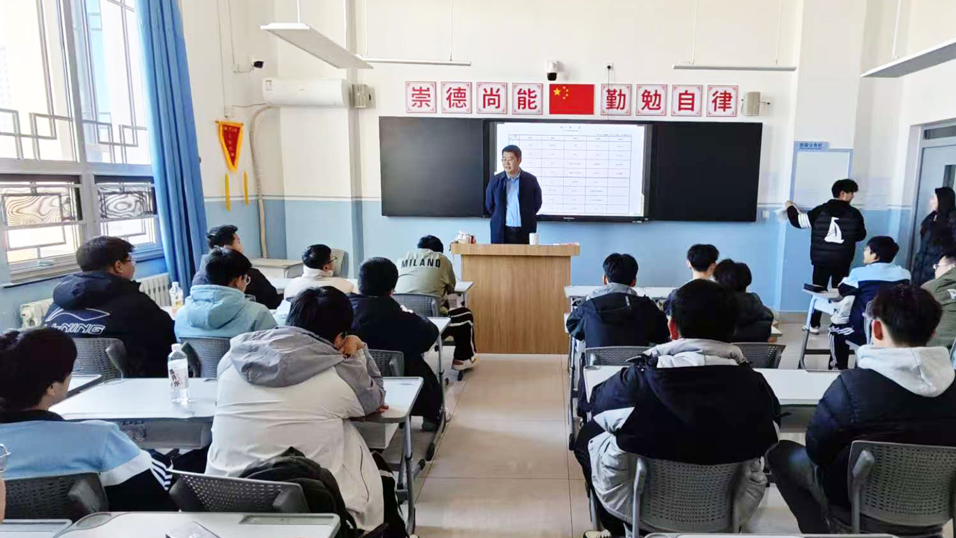 书记.jpg 书记.jpg