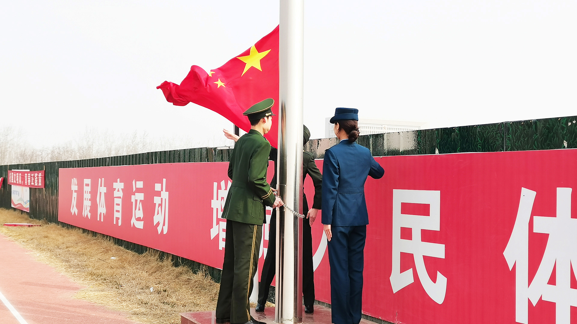 升旗.jpg 升旗.jpg