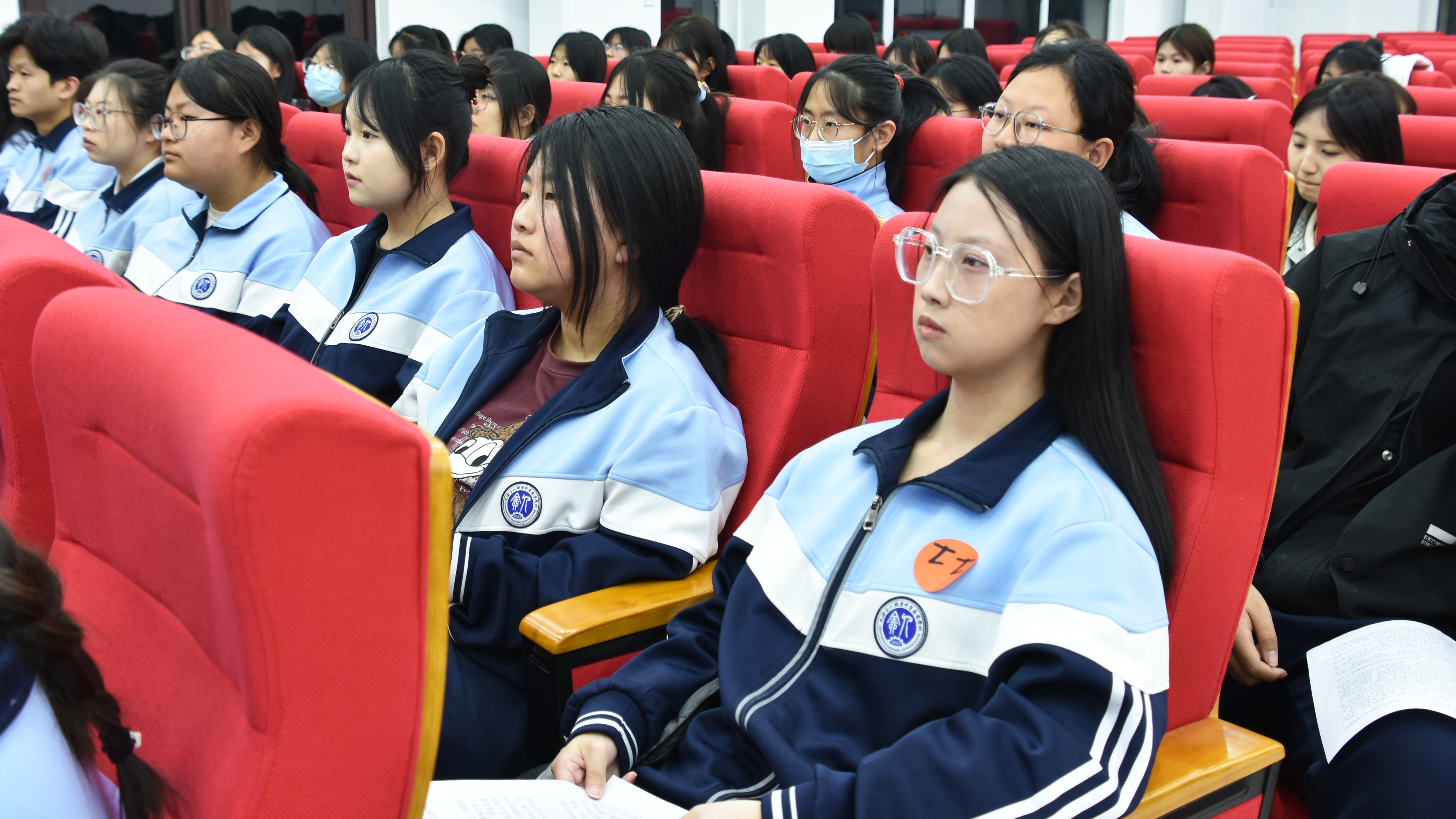 群众2.jpg 群众2.jpg