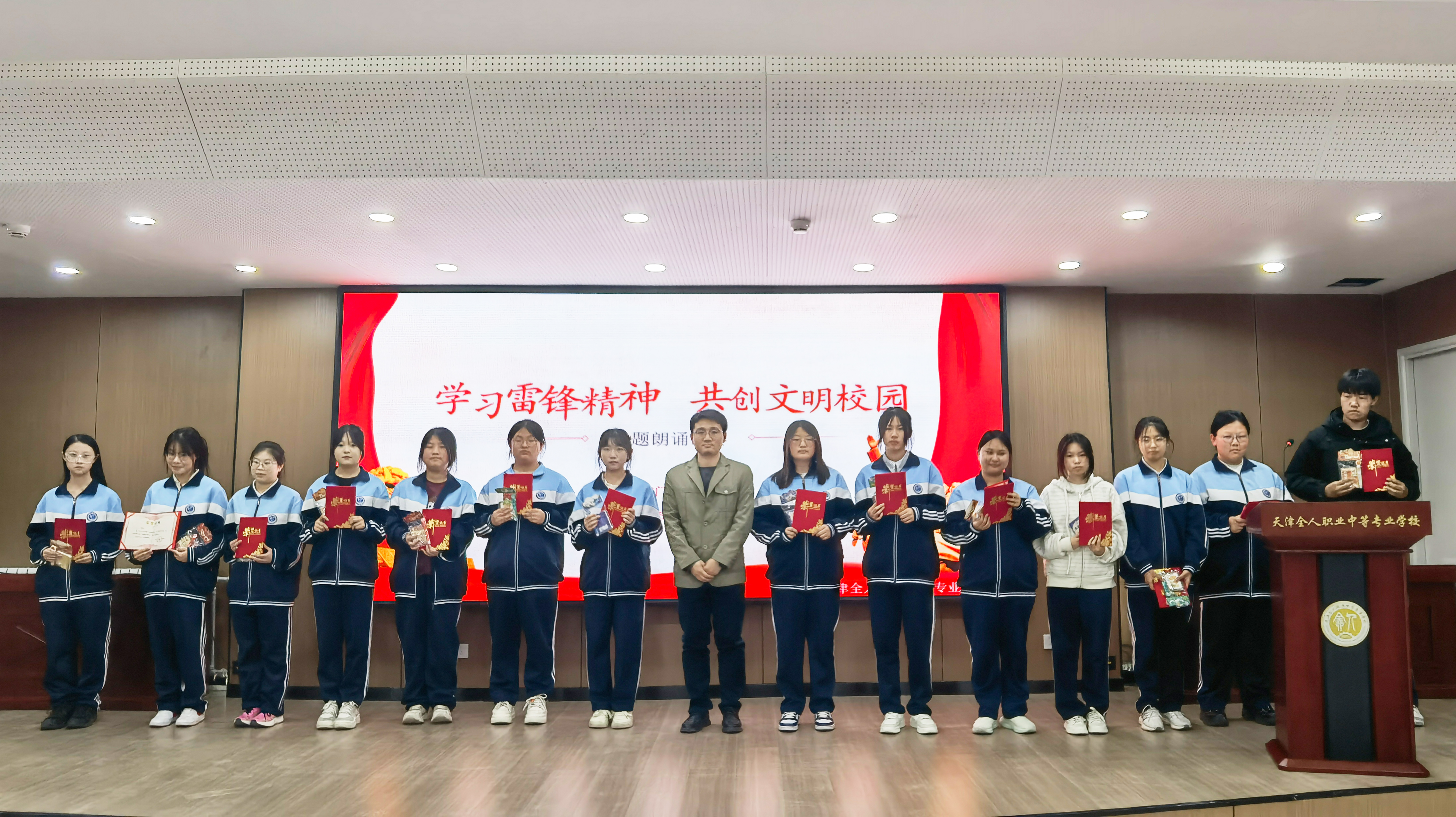 苏部长颁奖.jpg 苏部长颁奖.jpg