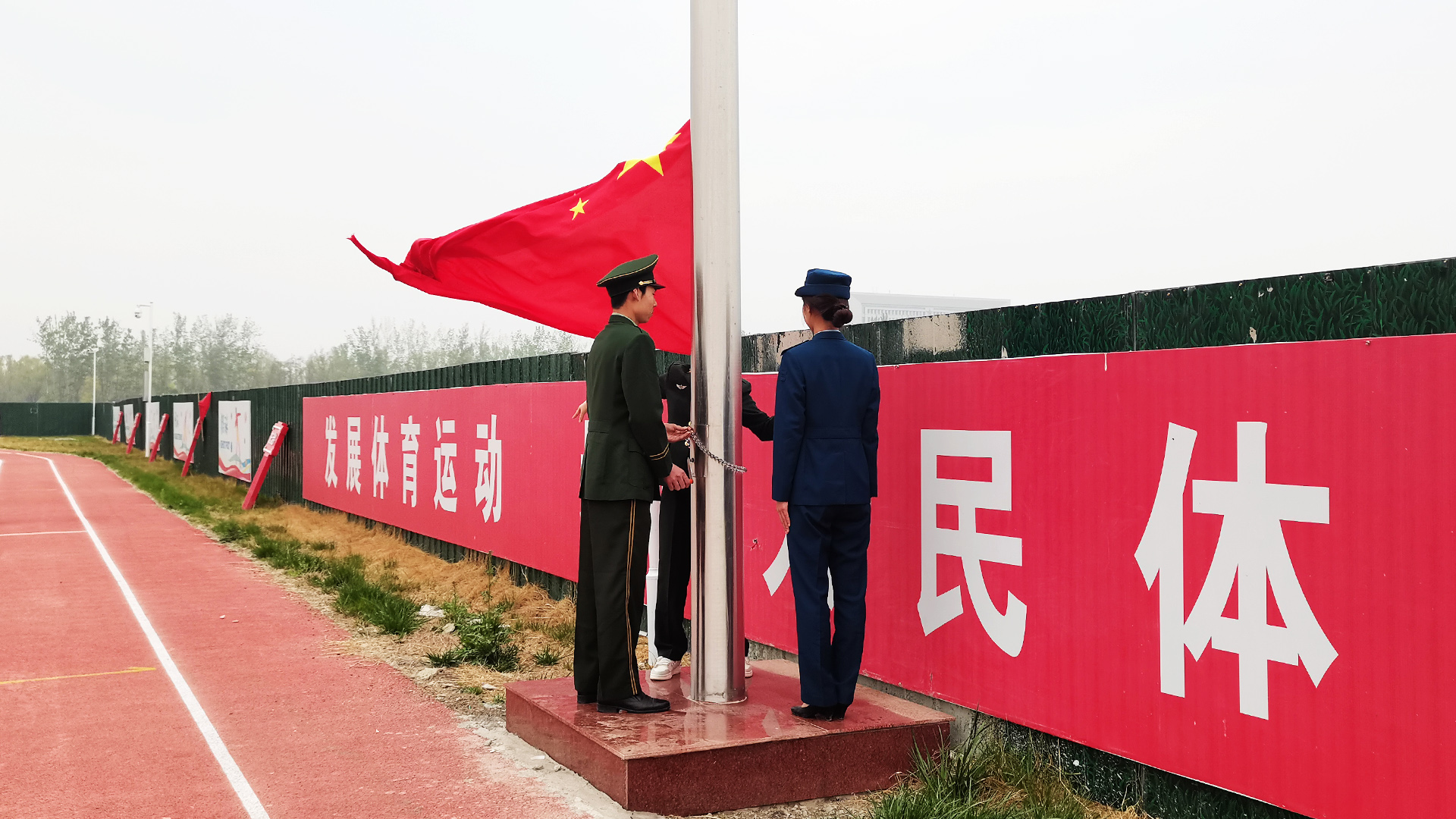 升旗.jpg 升旗.jpg