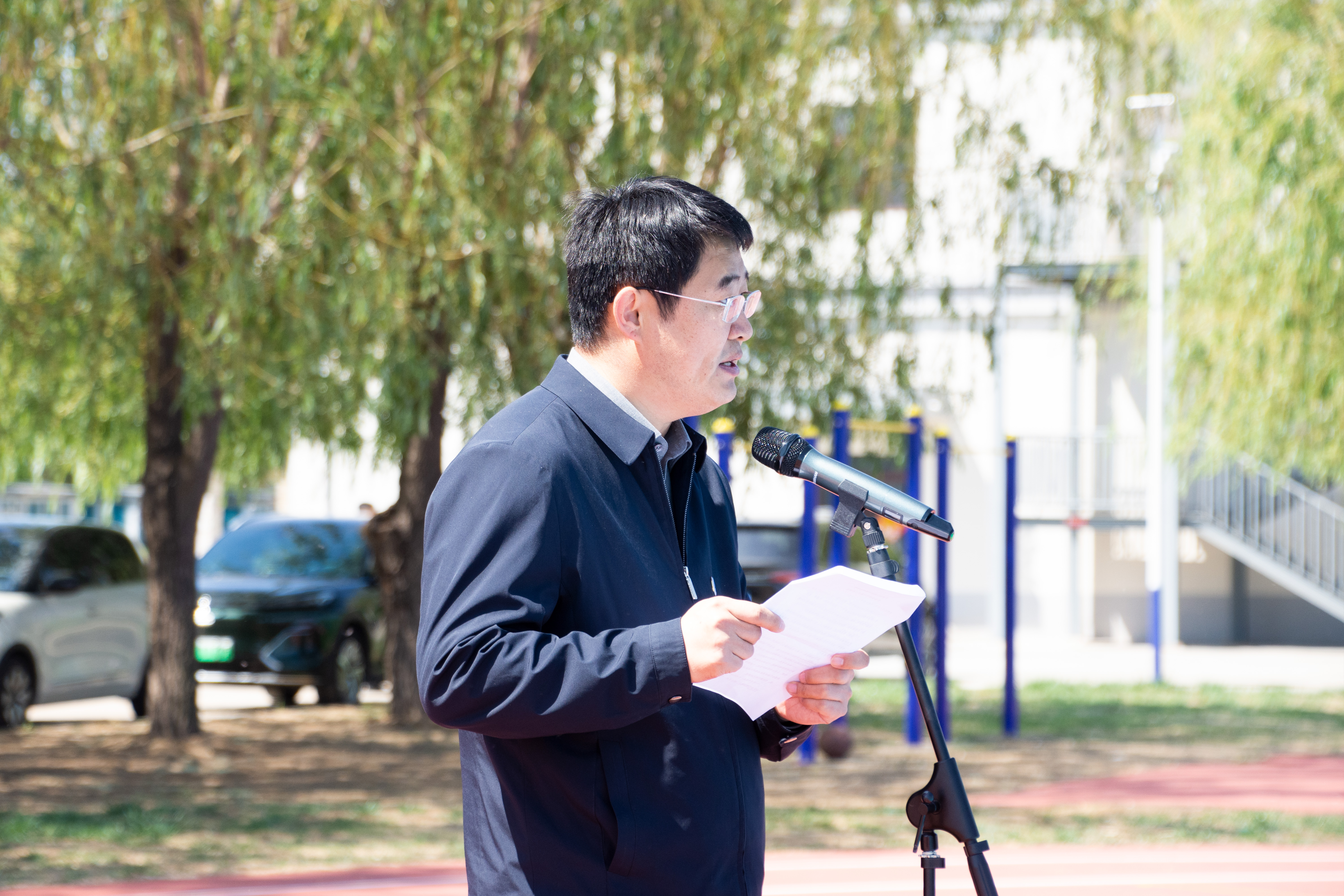 书记.jpg 书记.jpg