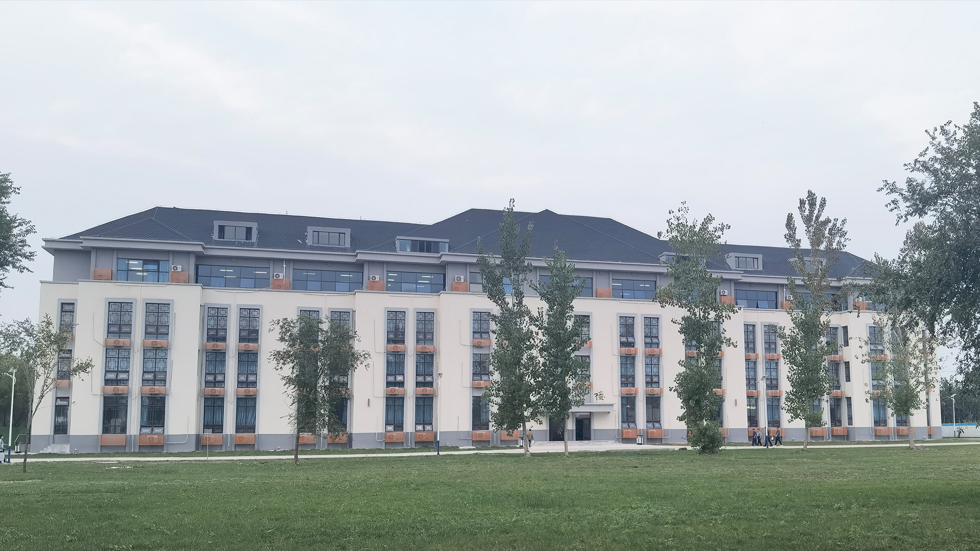 教学楼.jpg 教学楼.jpg