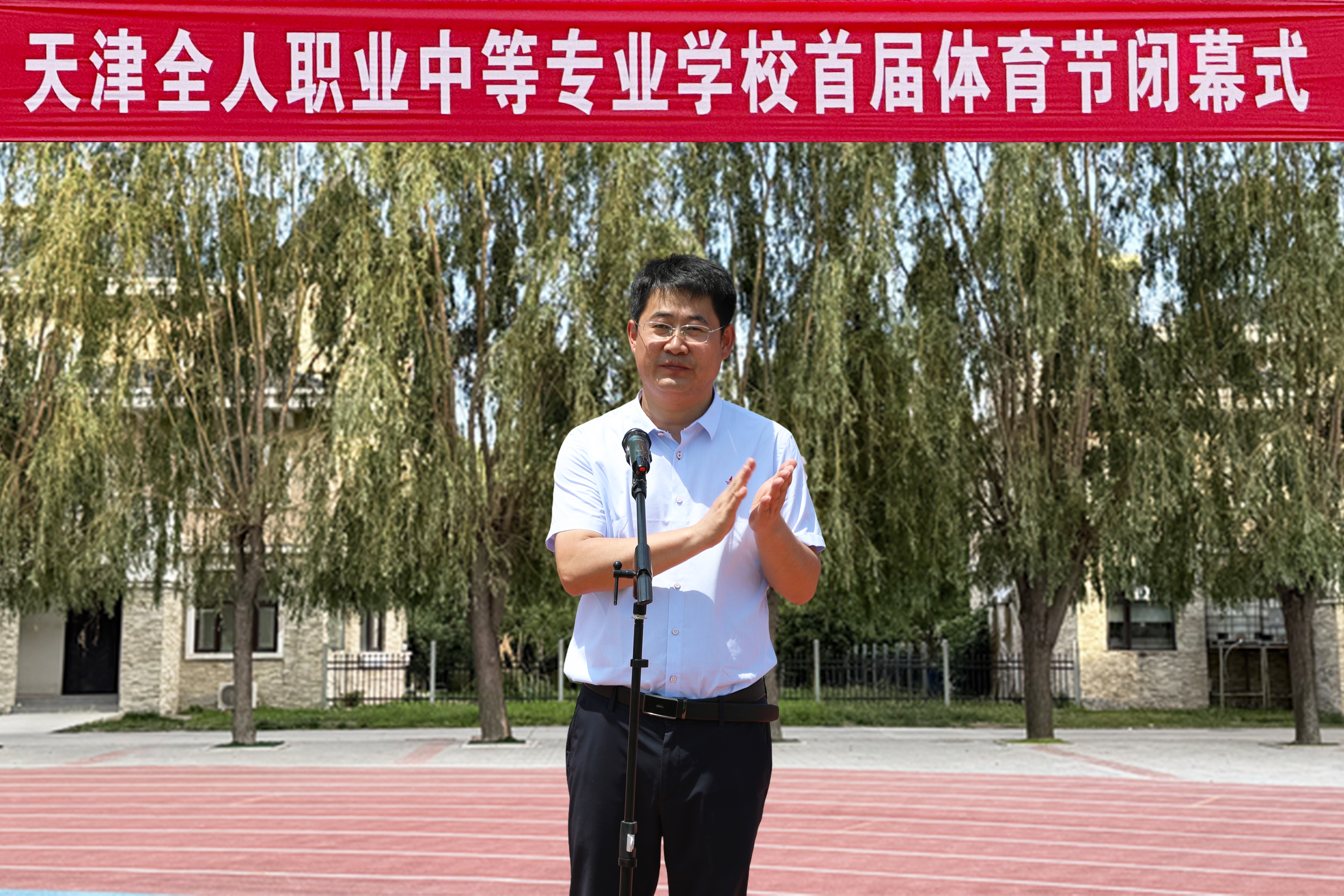 书记.jpg 书记.jpg