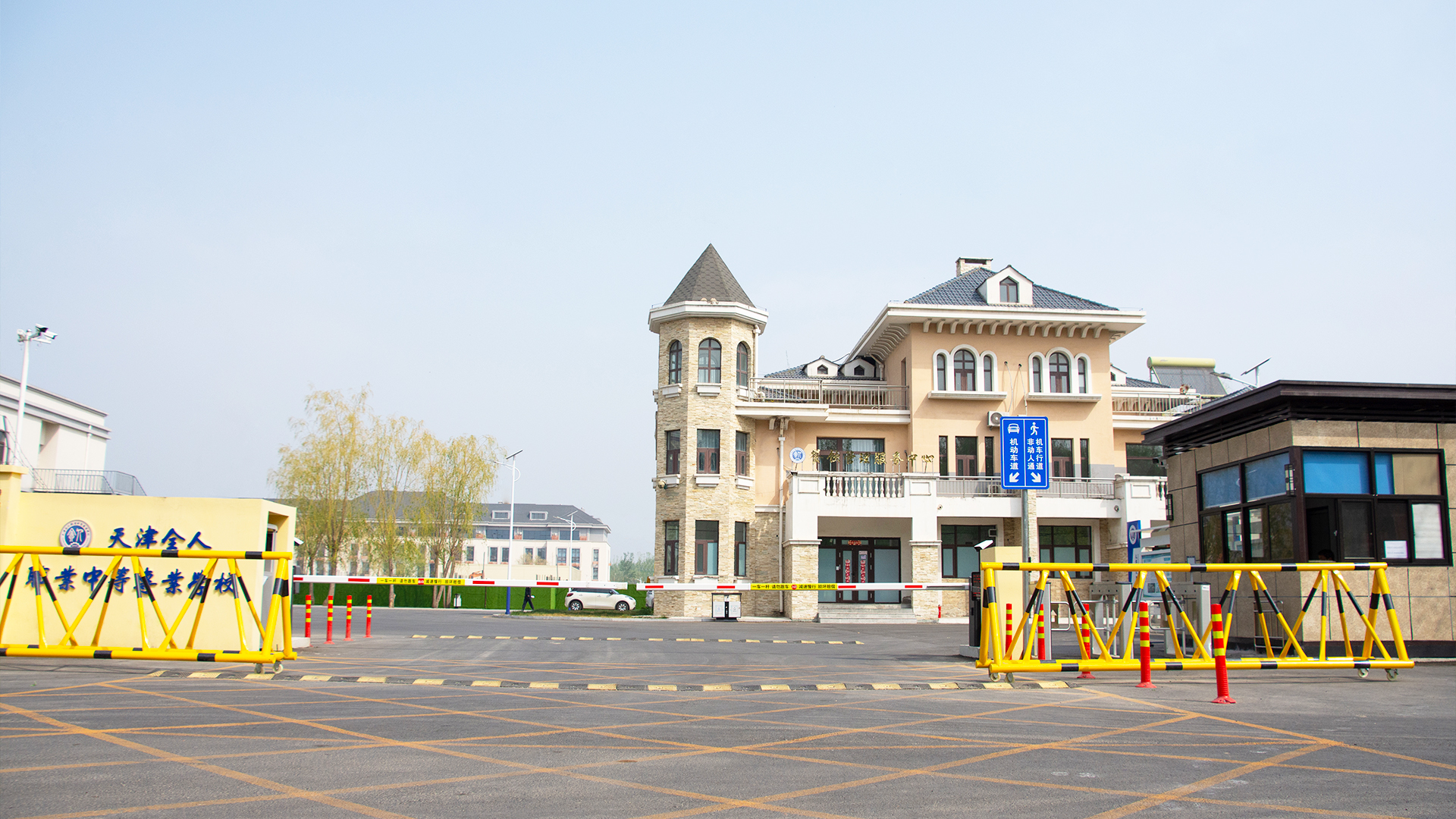 校门口.jpg 校门口.jpg