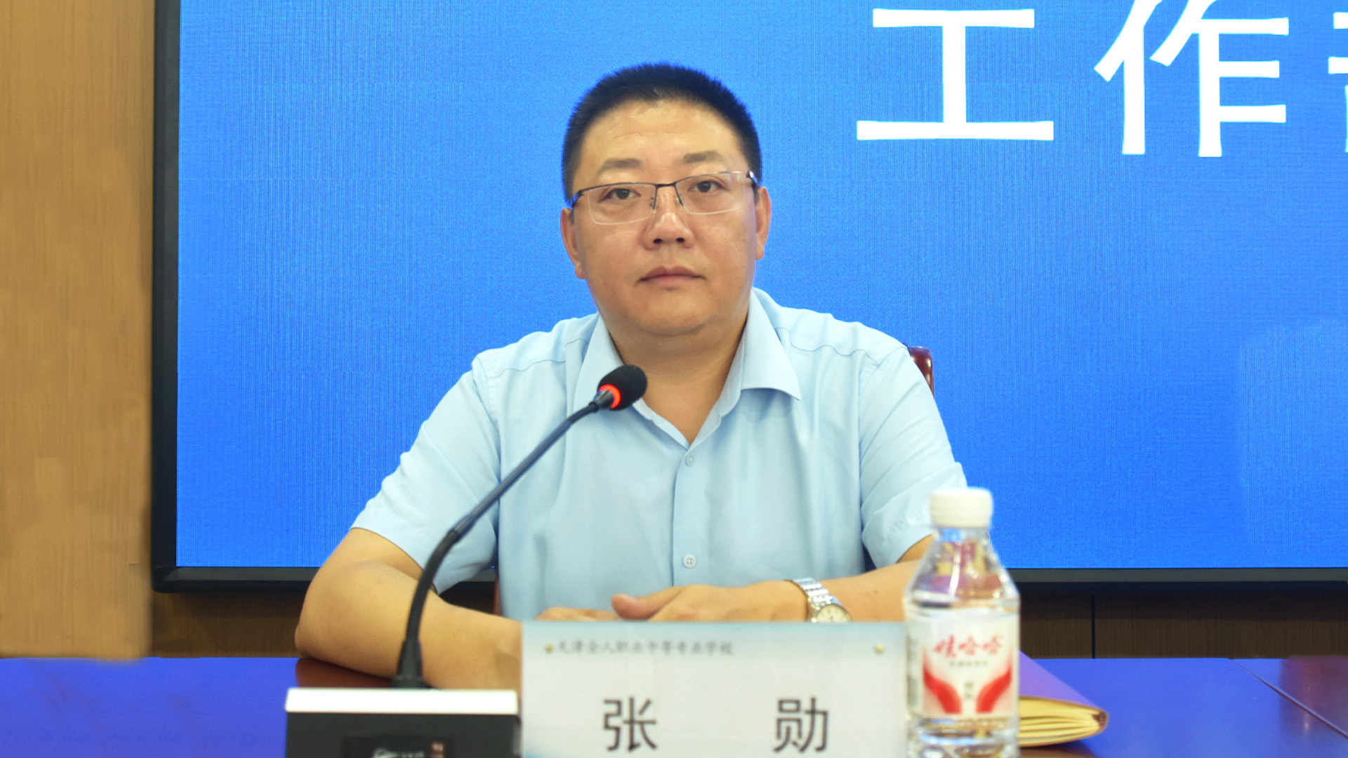 张校.jpg 张校.jpg