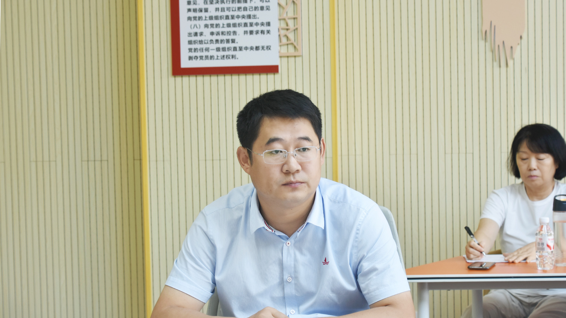 书记特写.jpg 书记特写.jpg