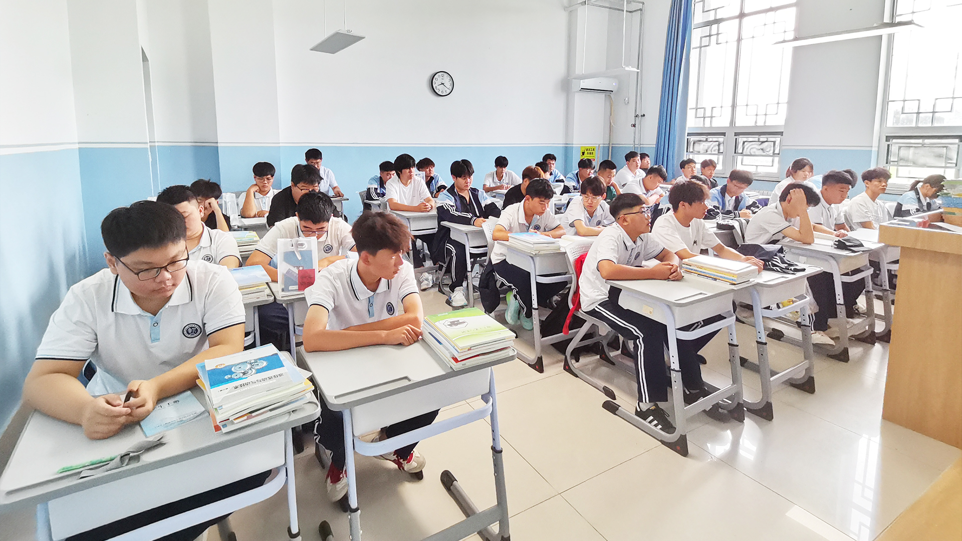 机电2学生.jpg