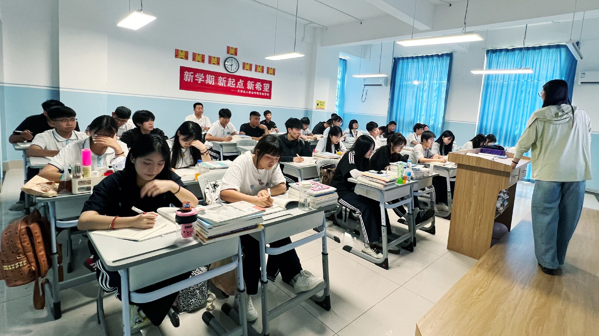 计算机4学生.JPG