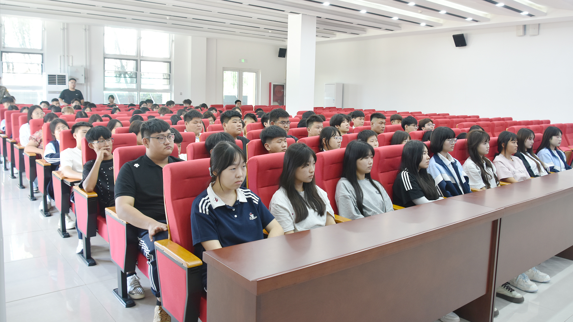 报告厅学生.JPG