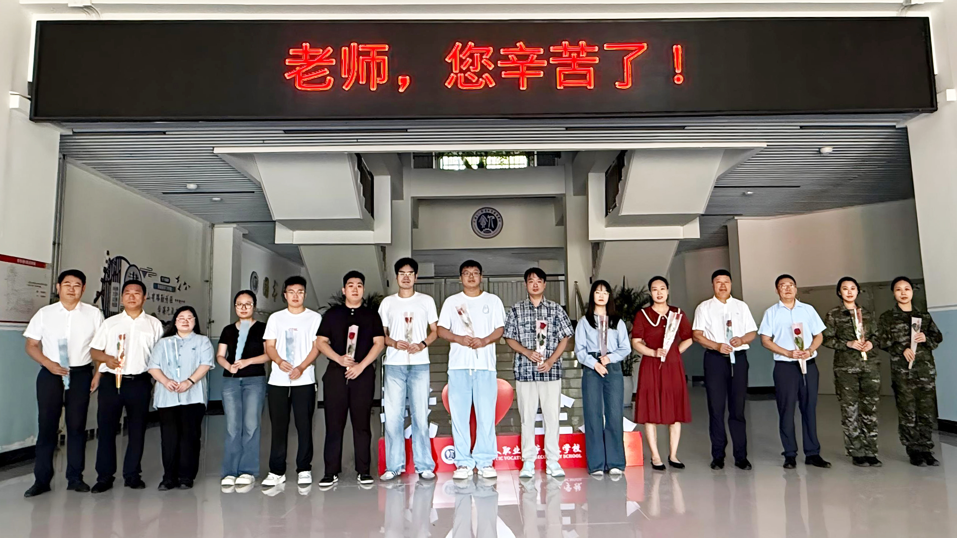 综合楼合照.jpg 综合楼合照.jpg