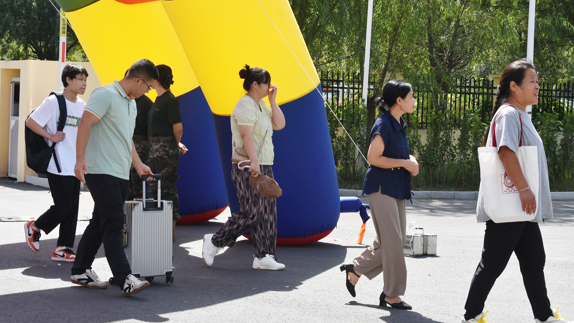 报道拿行李.jpg 报道拿行李.jpg