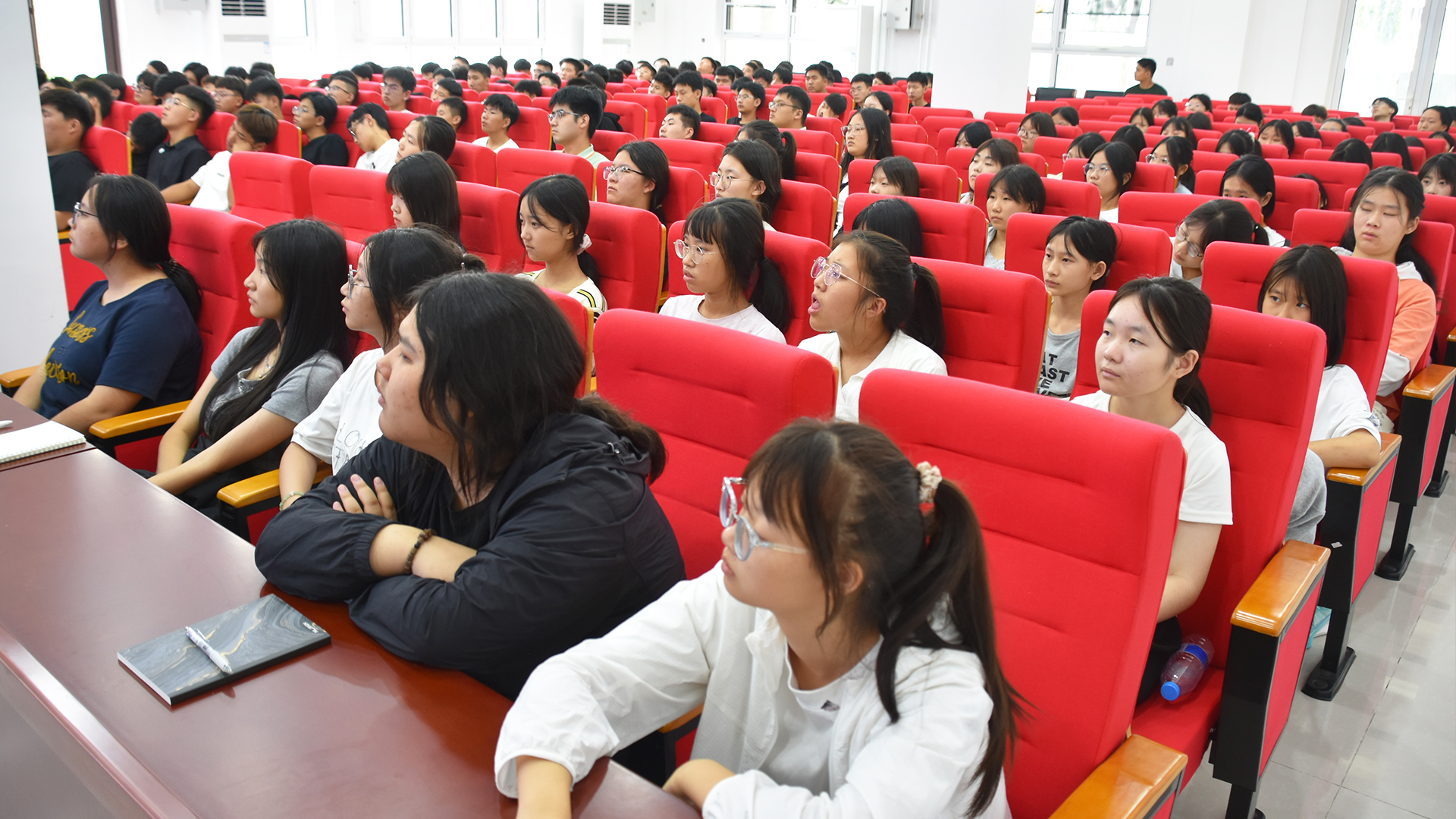 报告厅学生.jpg 报告厅学生.jpg