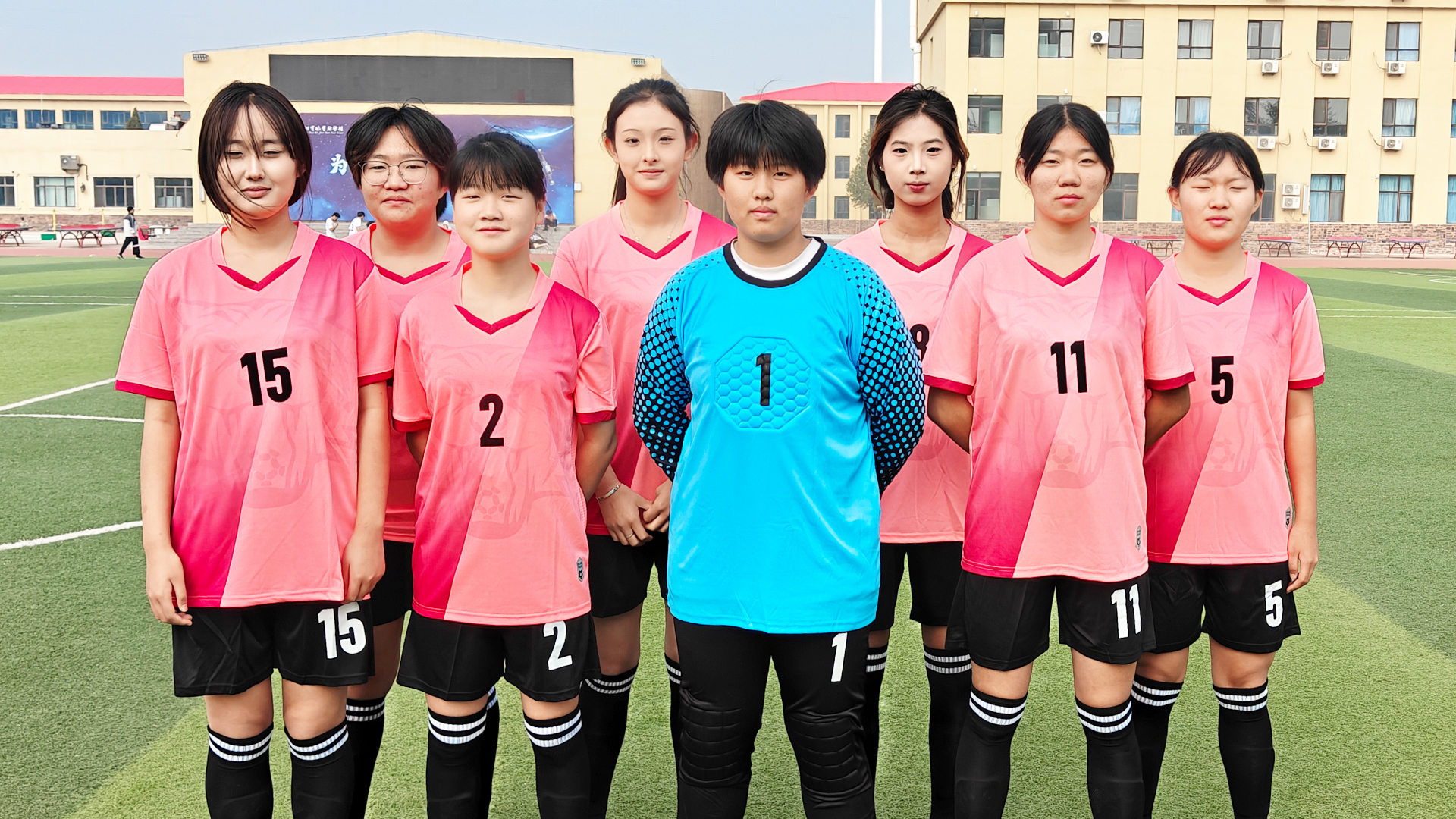 女队合照.jpg 女队合照.jpg