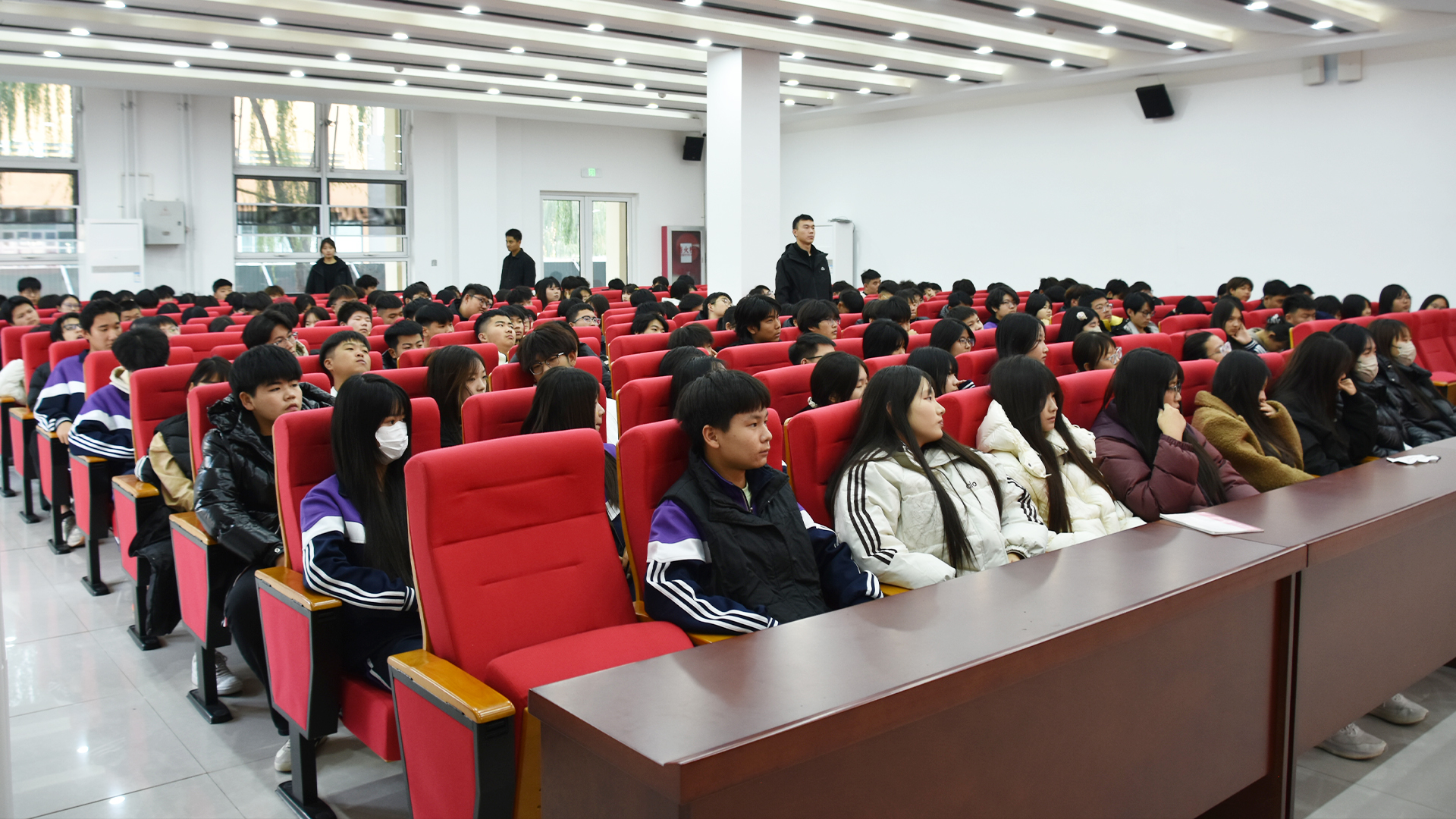 报告厅学生.JPG