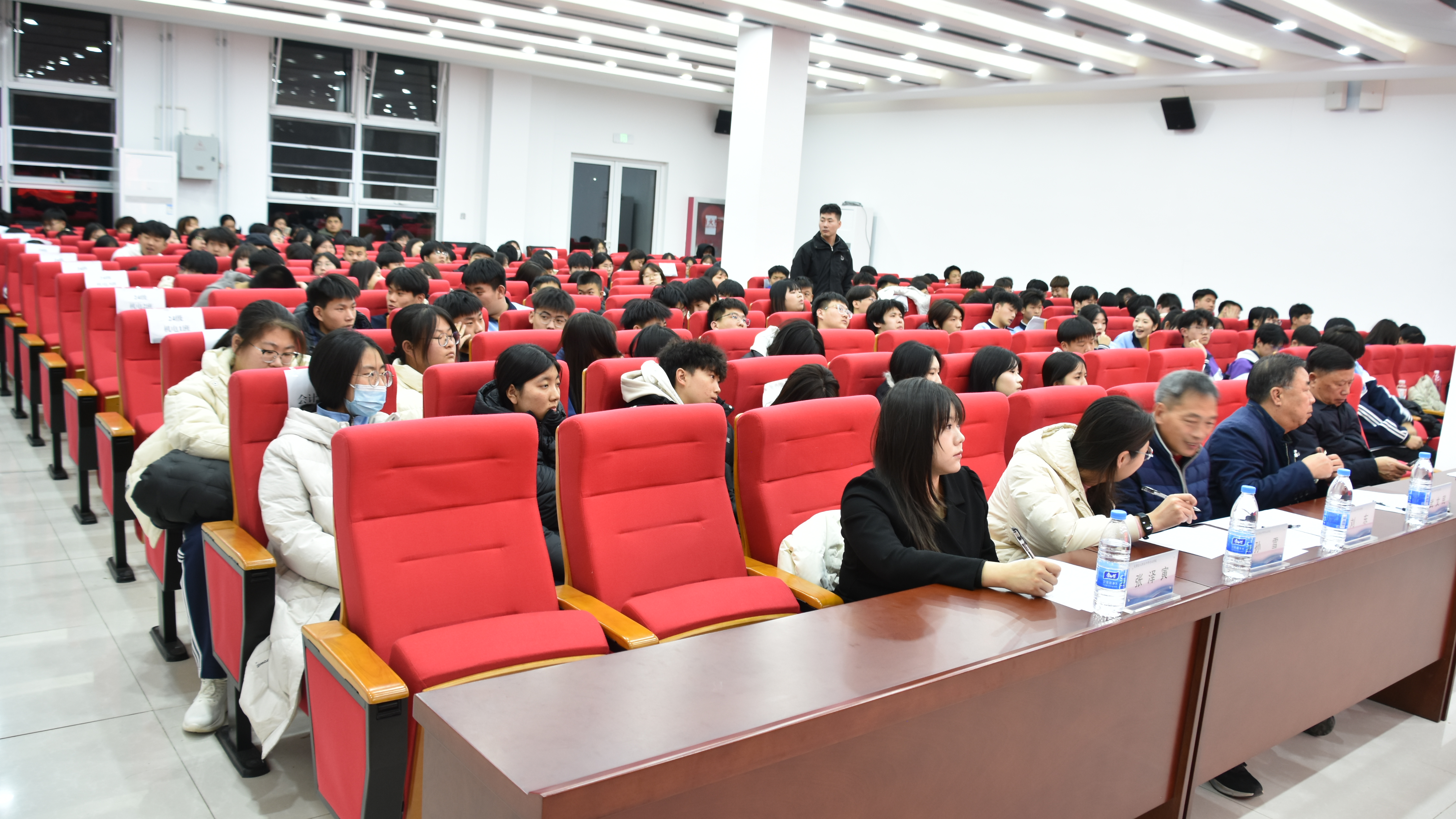 全体+评委.JPG