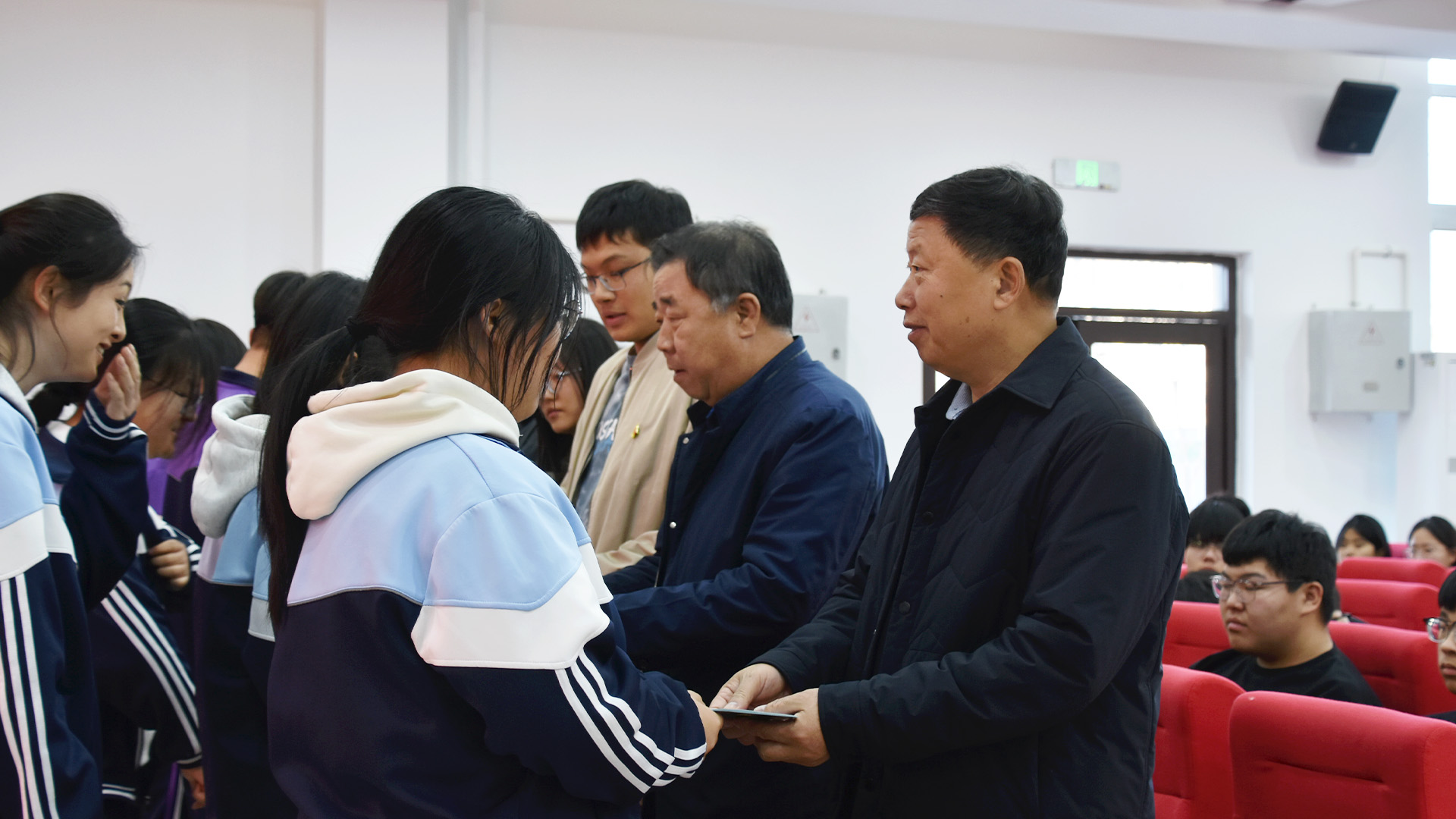 颁发团证2.jpg 颁发团证2.jpg