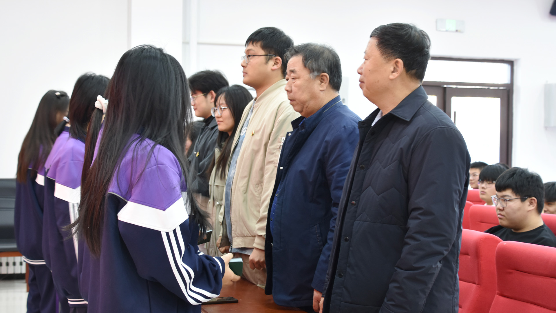 颁发团证3.jpg 颁发团证3.jpg