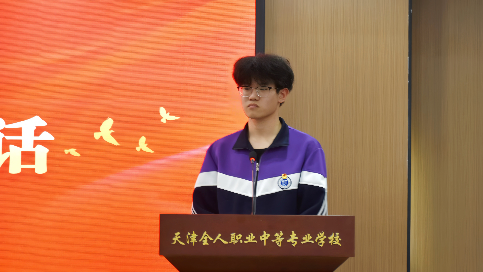 代表讲话.jpg 代表讲话.jpg