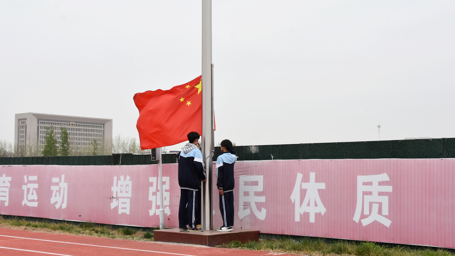 扬旗.jpg 扬旗.jpg