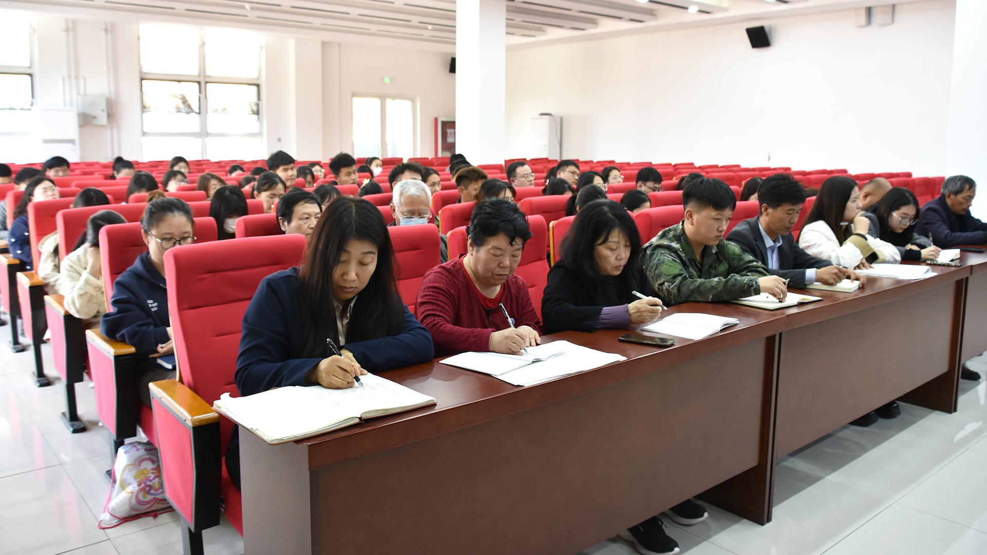 观众.jpg 观众.jpg