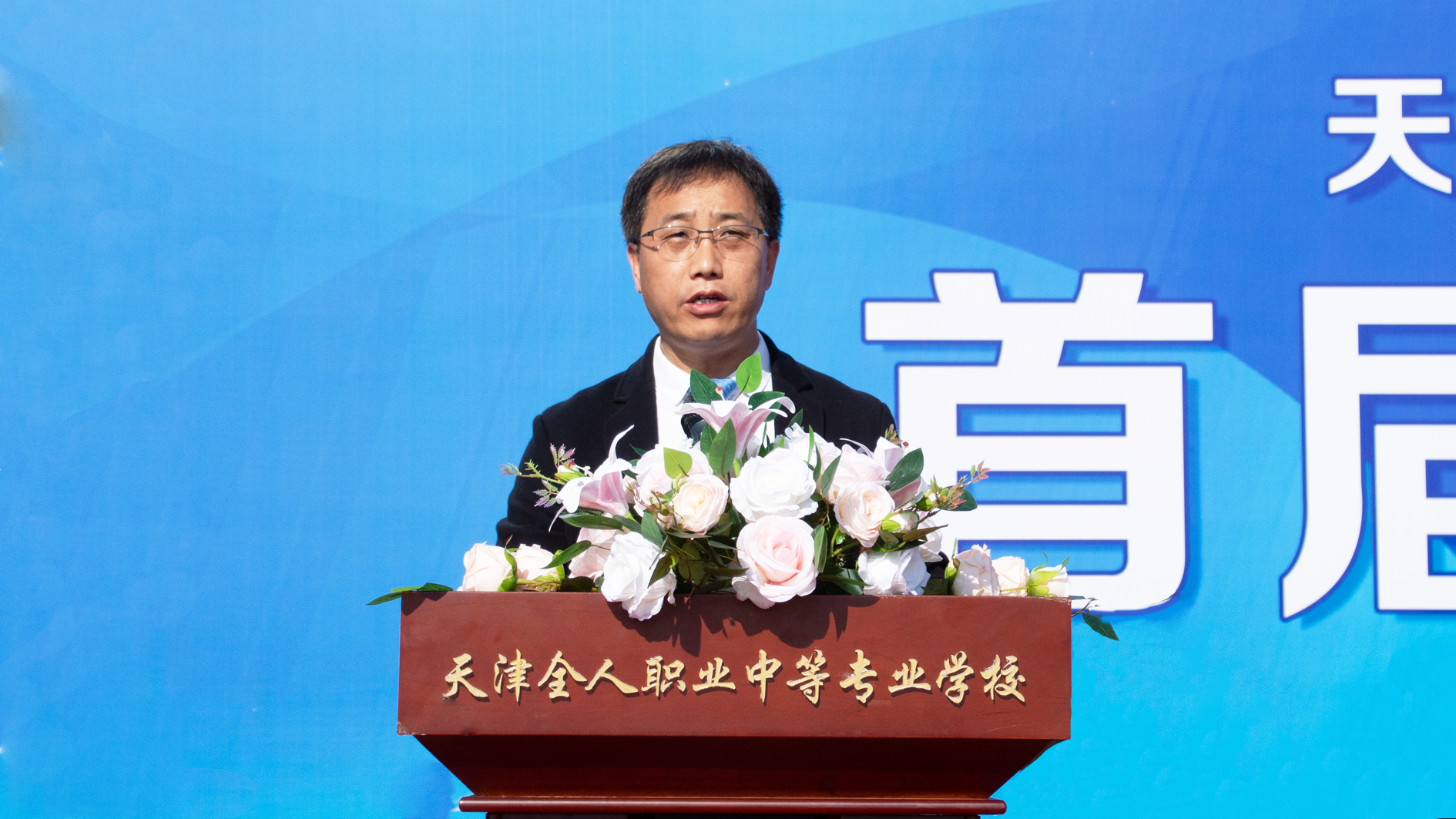 刘强校长 2.jpg 刘强校长 2.jpg