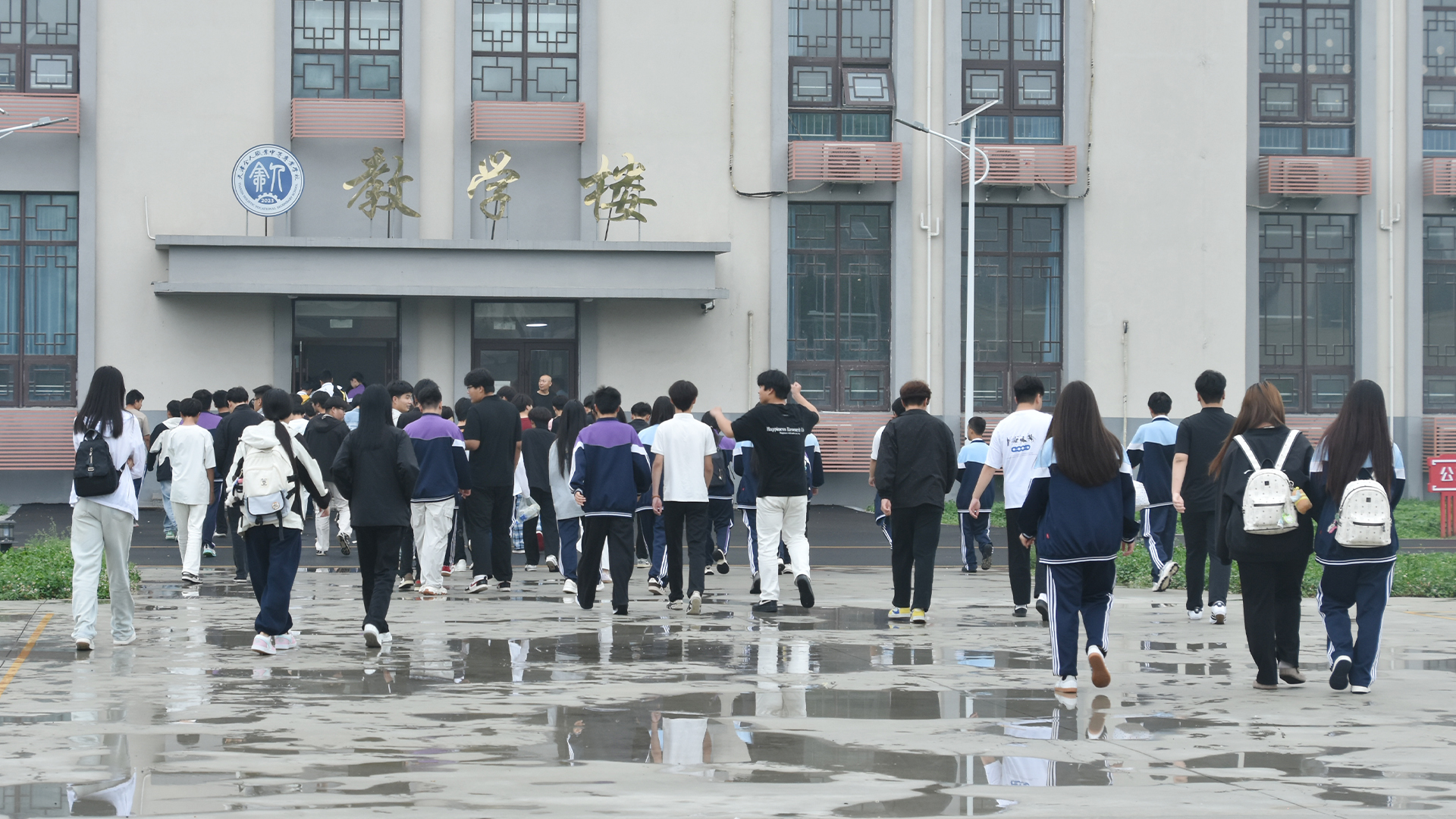 学生进教学楼.JPG