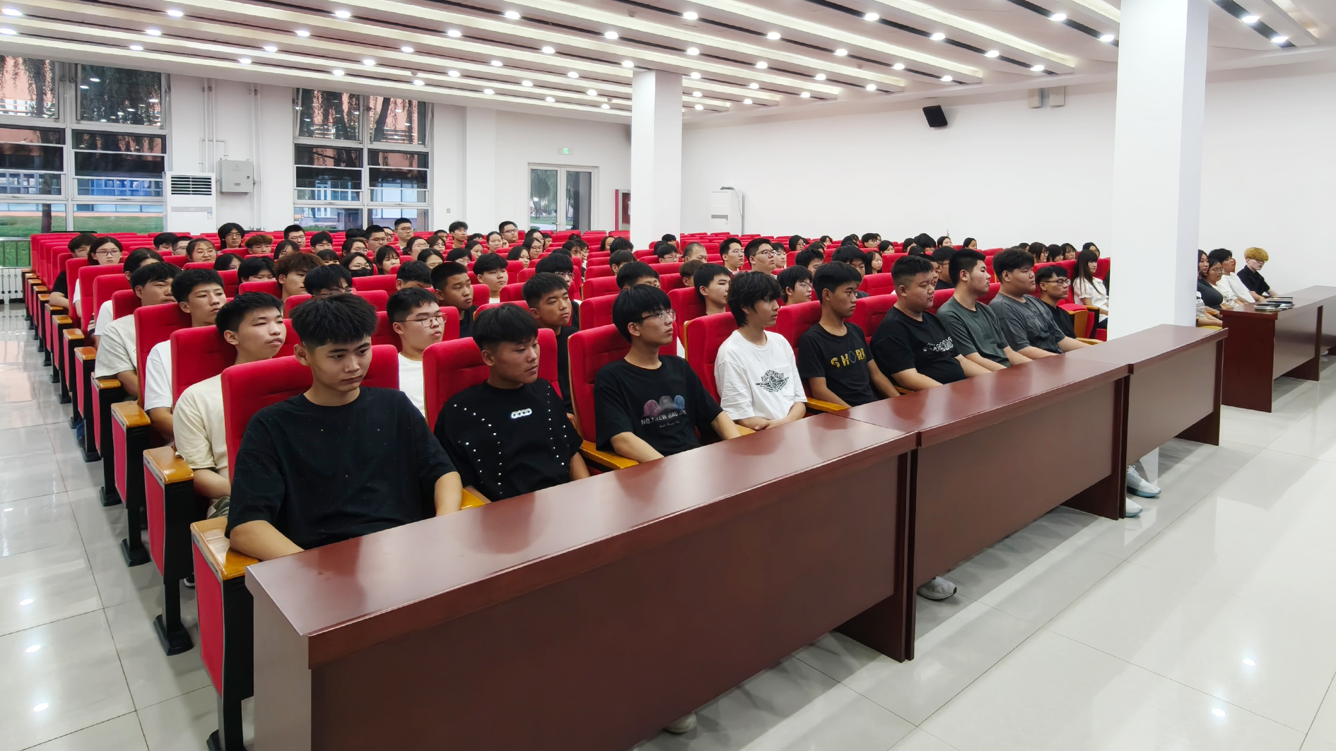 报告厅学生.jpg 报告厅学生.jpg