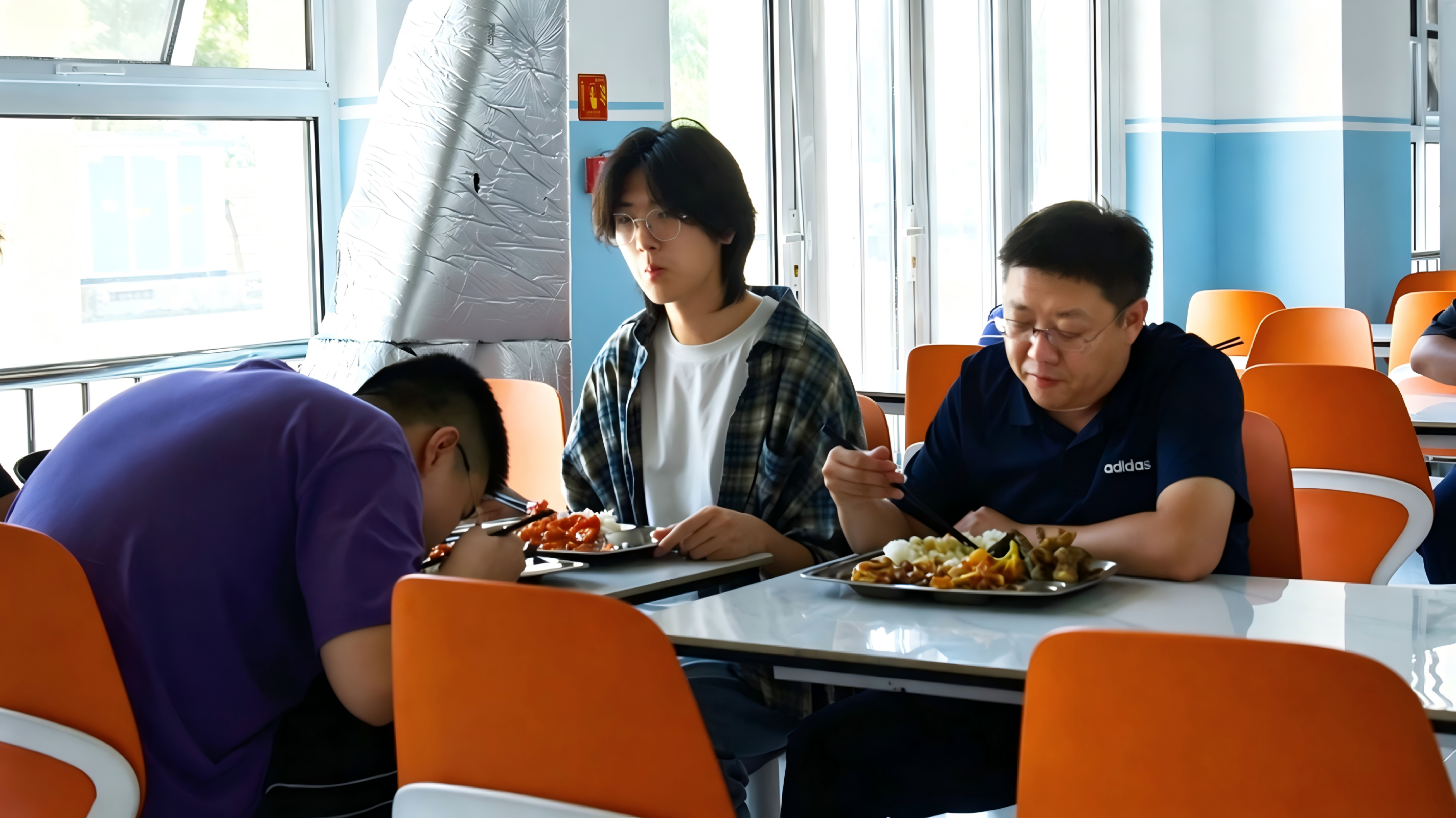 张校.png 张校.png