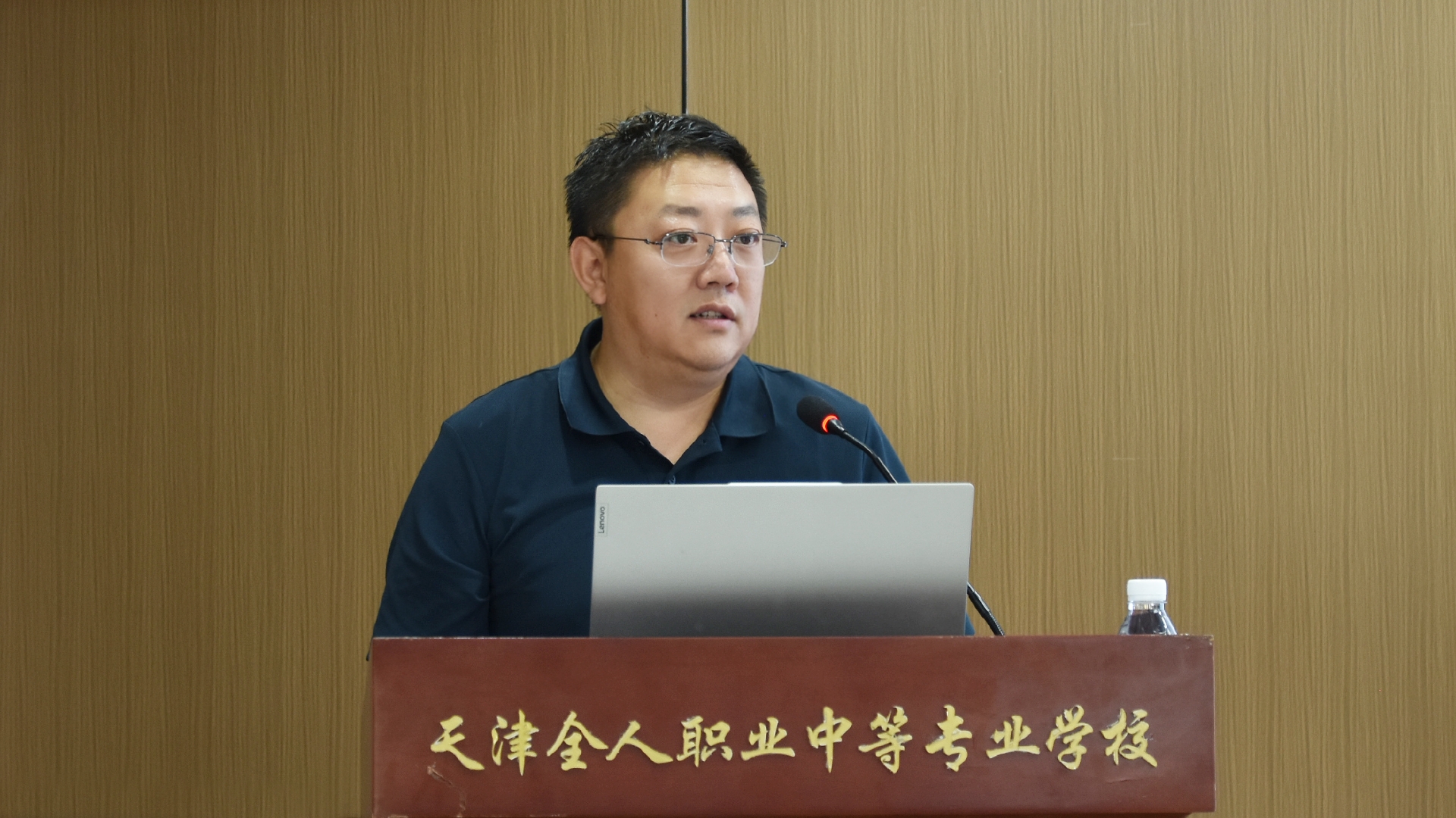 张校1.jpg 张校1.jpg
