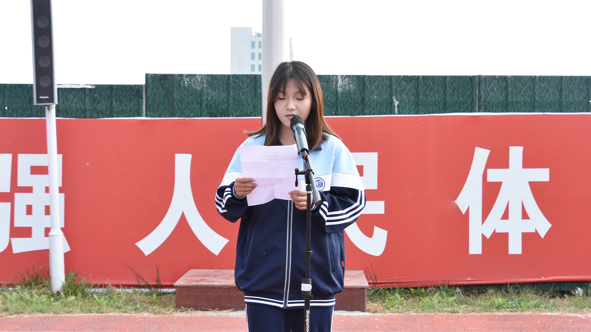 学生讲话.jpg 学生讲话.jpg