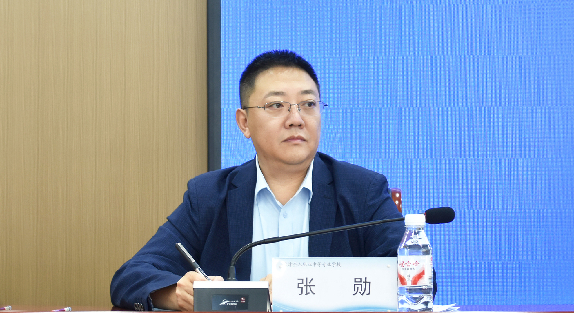 张校.jpg 张校.jpg